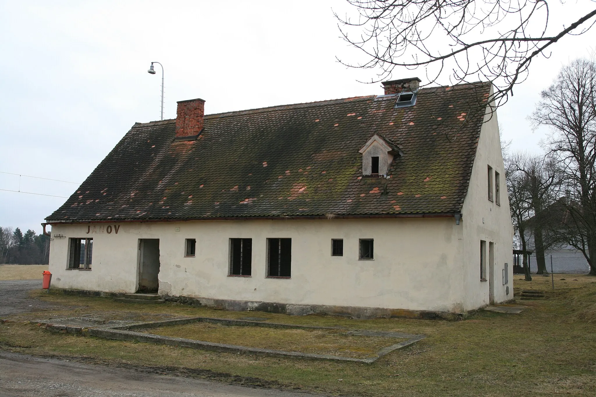 Photo showing: Obec Bujanov v okrese Český Krumlov. Budova železniční zastávky, v pozadí vpravo muzeum konězpřežky.