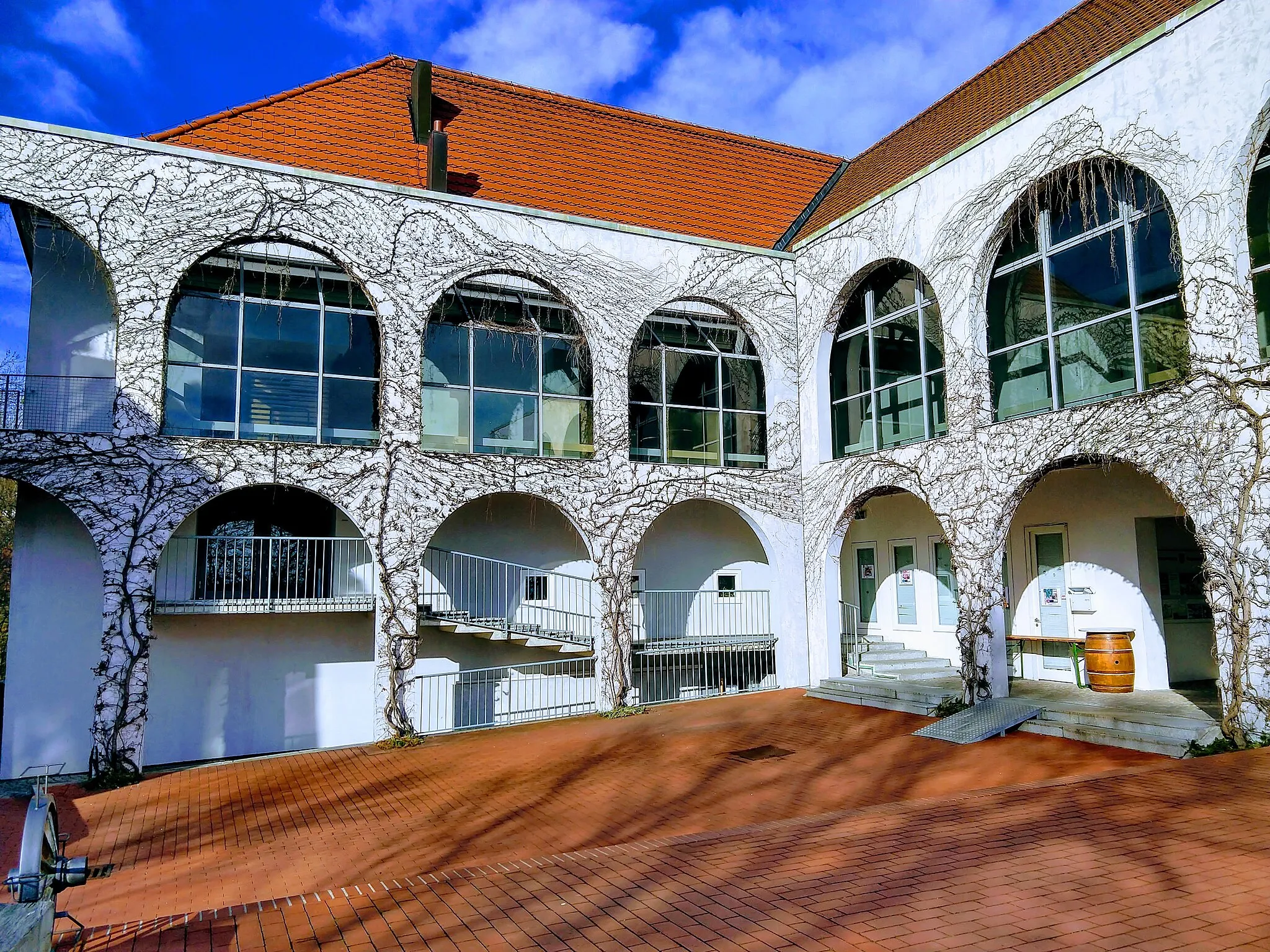 Photo showing: Red square and arcades of the castle Hagenberg im Mühlkreis