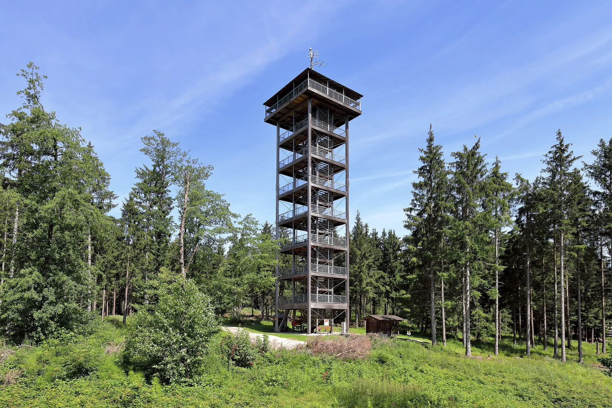 Photo showing: Südansicht des Attergauer Aussichtsturmes auf dem 885 m hohen Lichtenberg in der oberösterreichischen Gemeinde Straß im Attergau. Die aus Lärchenholz errichtete Aussichtswarte ist ohne Eintritt und ganzjährig begehbar, befindet sich rd. 200 m südwestlich des Gipfels und wurde am 5. Oktober 2003 eröffnet. Sie hat 8 Plattformen, deren oberste auf einer Höhe von 32 m Höhe liegt und die über 208 Stufen erreichbar ist.