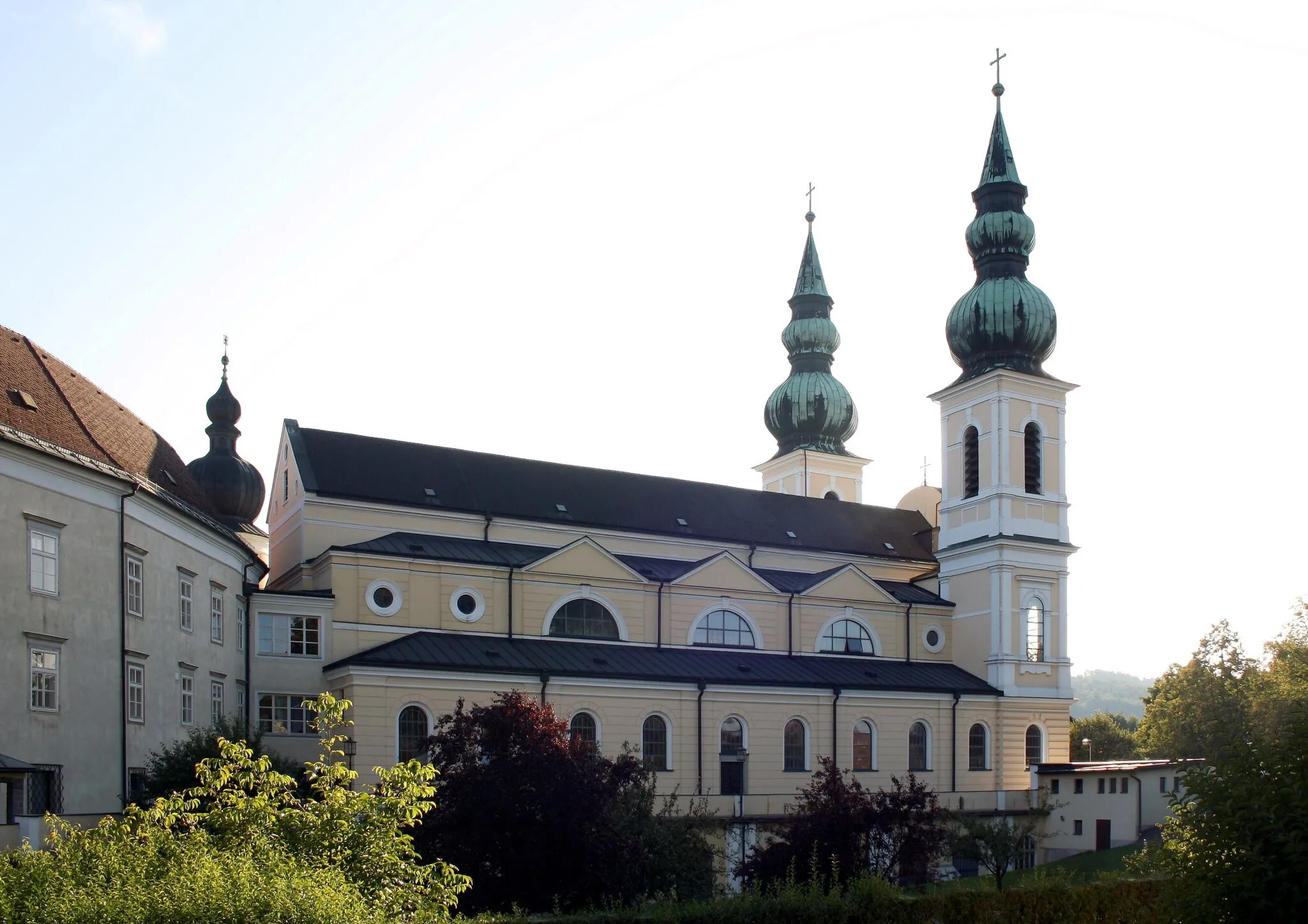 Photo showing: Die Wallfahrt- und Pfarrkirche Maria Puchheim in der oberösterreichischen Stadt Attnang-Puchheim.
