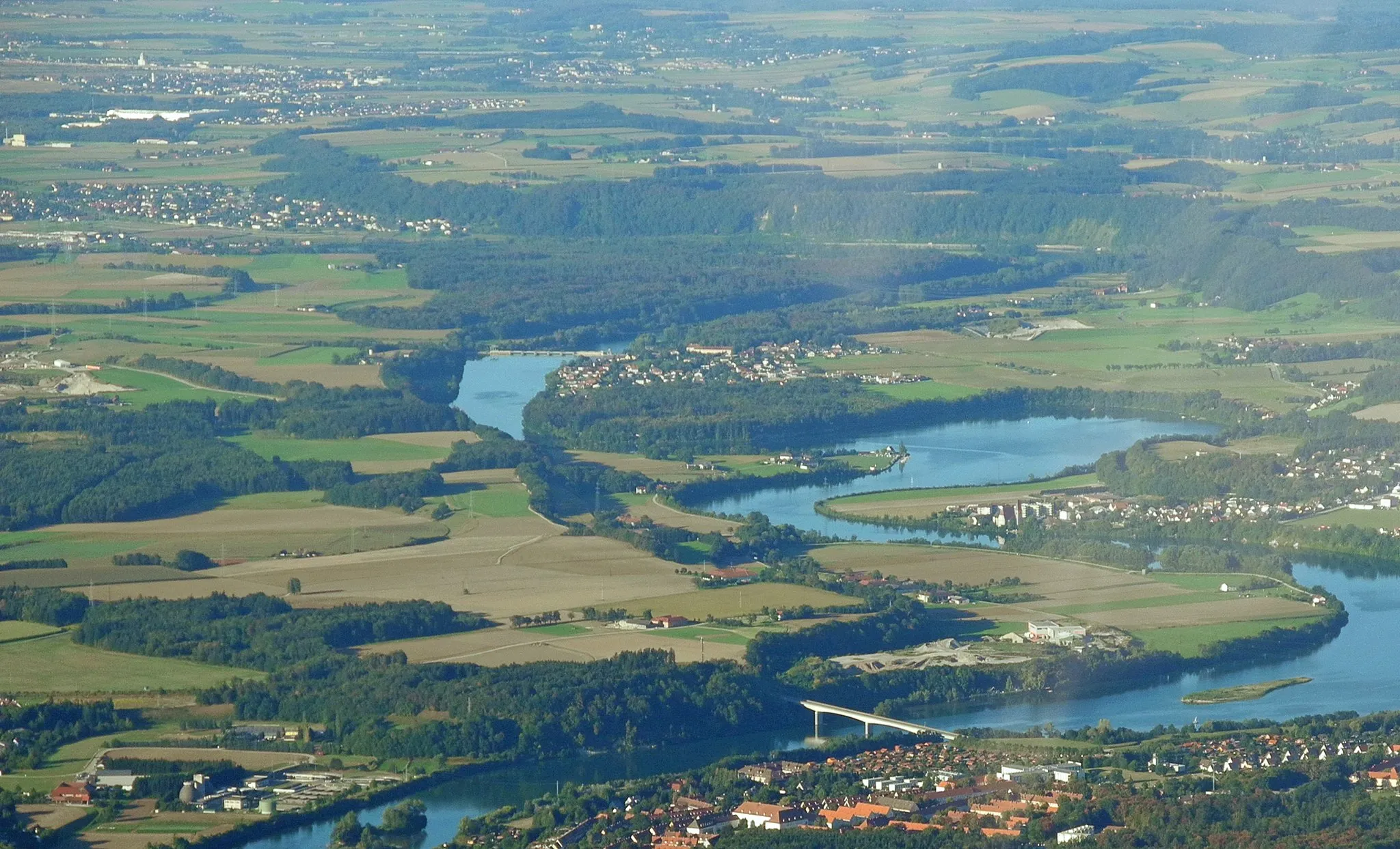 Photo showing: Die Enns an der Landesgrenze von Ober- und Niederösterreich mit dem Rückstau des Kraftwerks Staning. Am linken Ufer liegt die Ortslage Winkling, gehörig zu Dietach, Kronstorf und Steyr