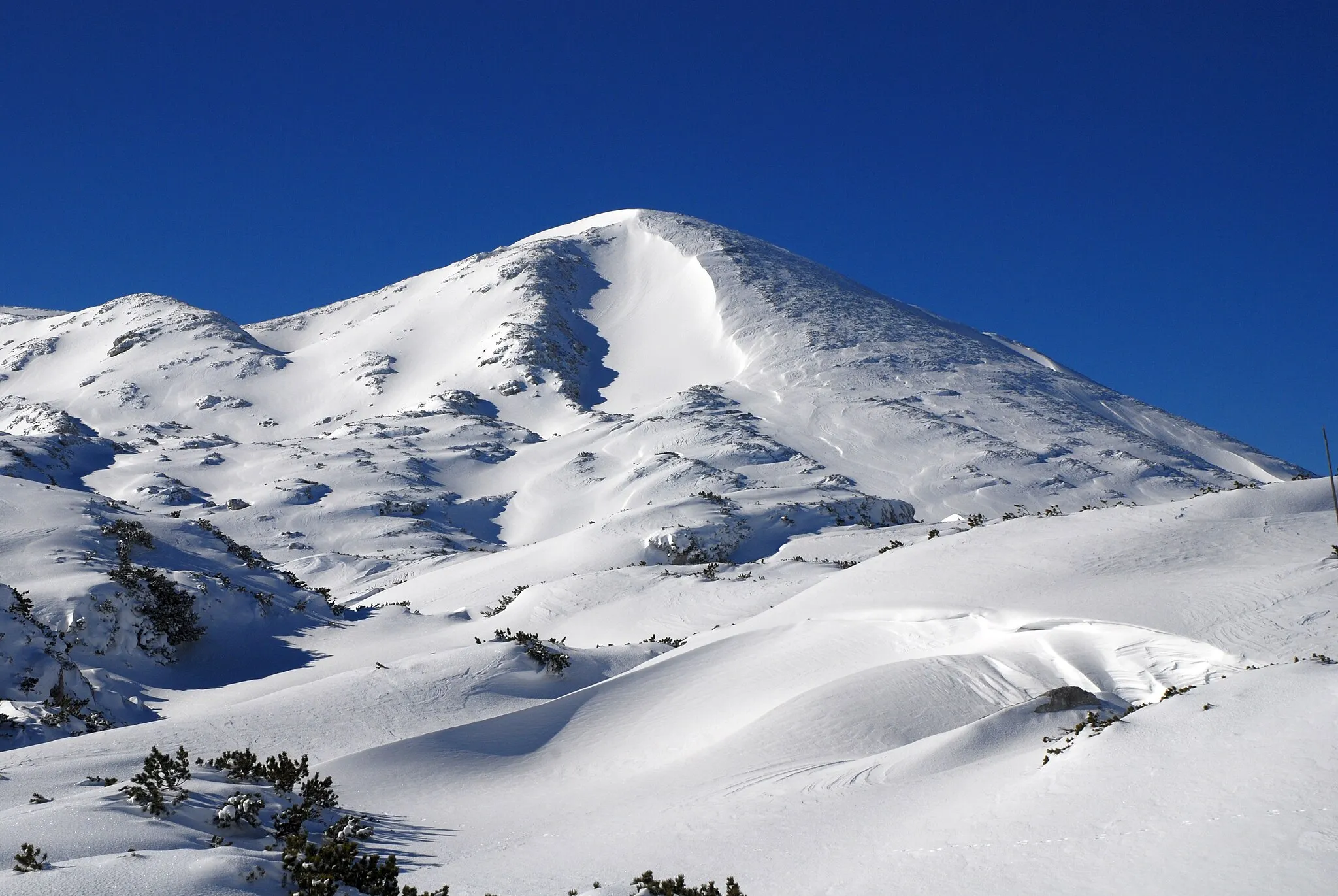 Photo showing: Großer Höllkogel, Upper Austria, Austria. Seen from the plateau, somewhat above Höllkogelgrube