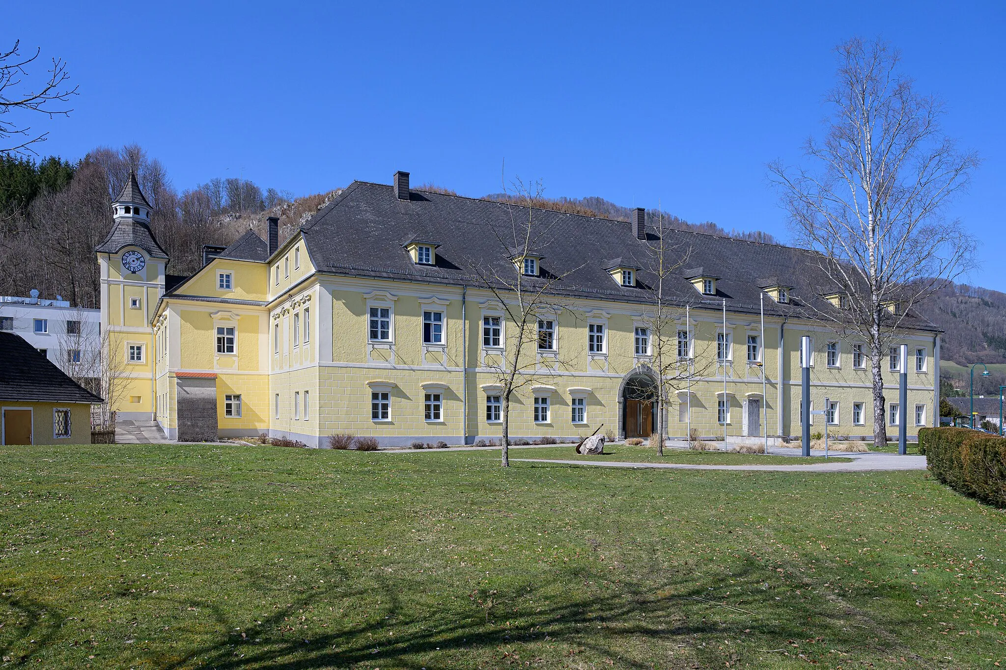 Photo showing: Leonstein Castle in Priethal, Grünburg municipality, was rebuilt in the baroque style in 1724. Since 1945 it has housed a children's home for the state of Upper Austria.
