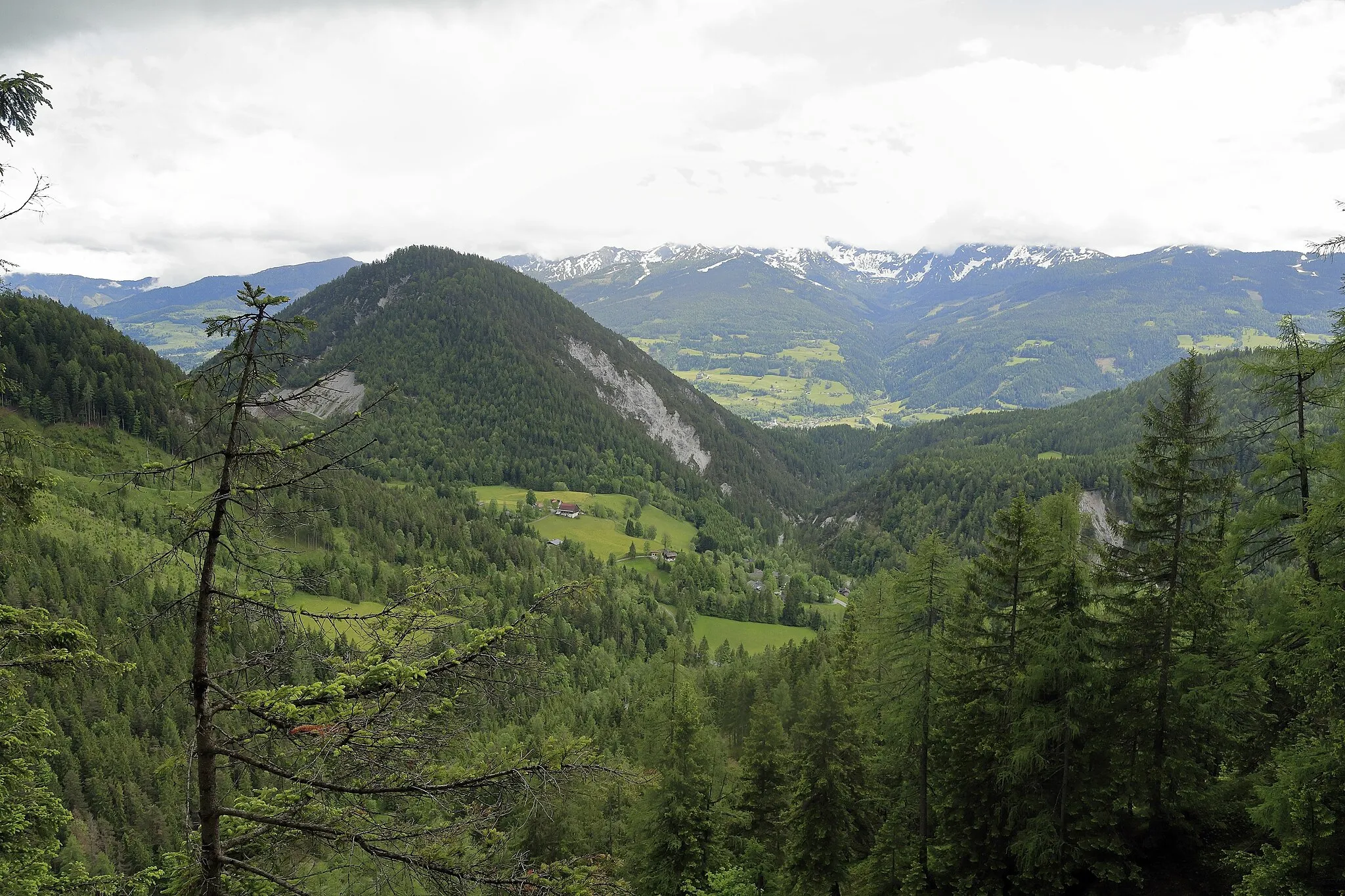 Photo showing: Vom Silberkar-Höhenweg auf der Westseite Richtung Südost, der Rössingkogel ist zwar nur 1346 m hoch, doch durch seine Lage aus dem Tal markant.