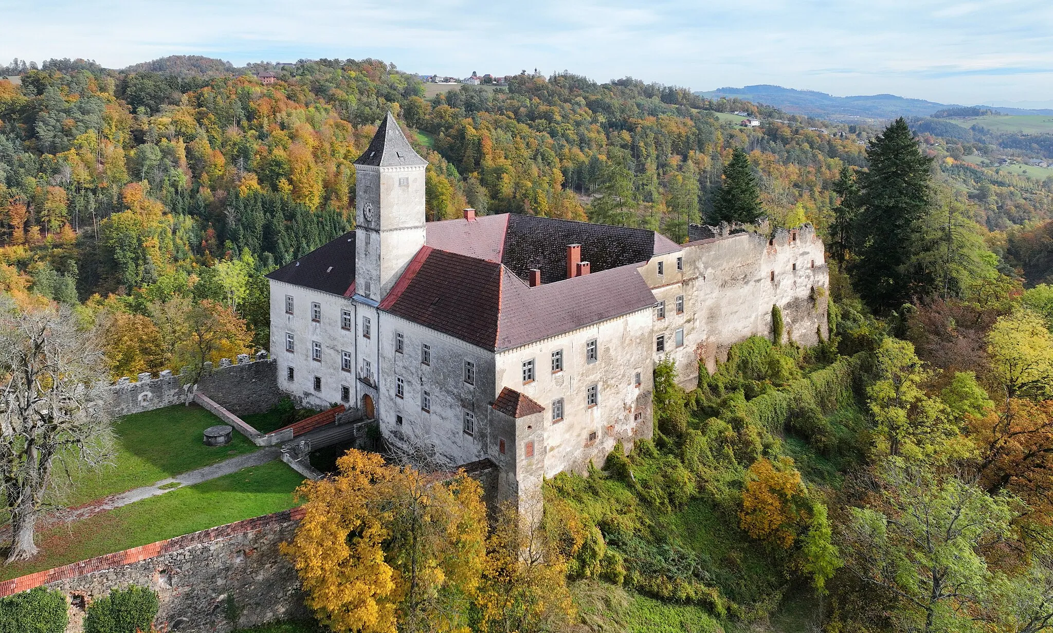 Photo showing: West view of Eschelberg Castle.