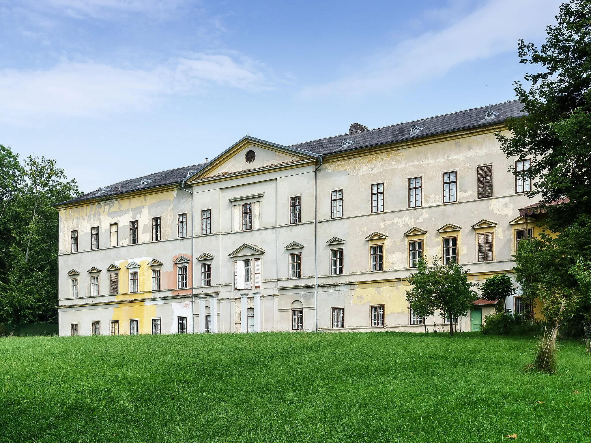 Photo showing: Schloss Aschach an der Donau Harrachstraße 1 in Aschach an der Donau

This media shows the protected monument with the number 4594 in Austria. (Commons, de, Wikidata)