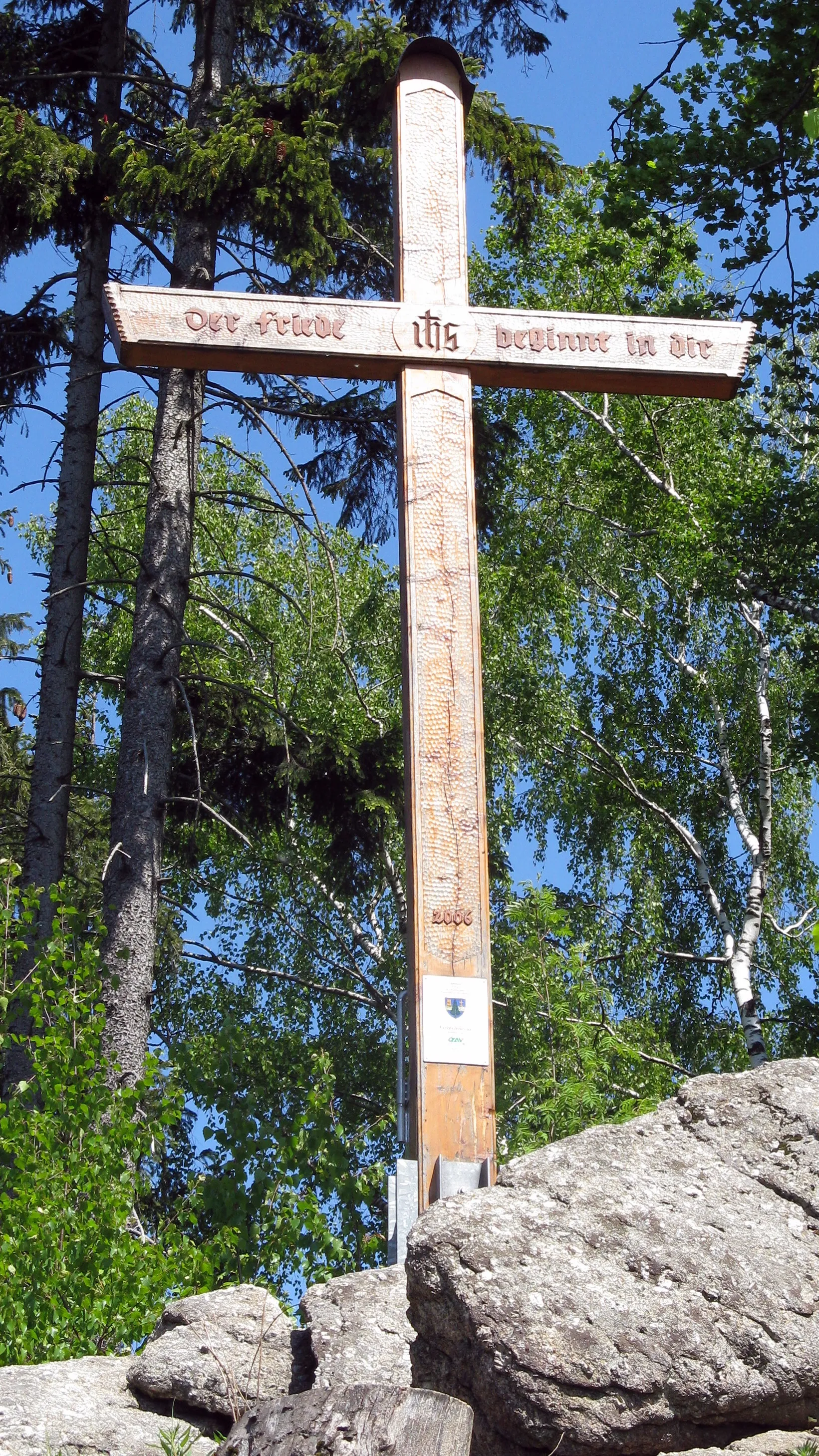 Photo showing: Kreuz auf dem Gipfelstein, einer Kuppe des Brandstetterkogels in Neustadtl an der Donau im Bezirk Amstetten in Niederösterreich