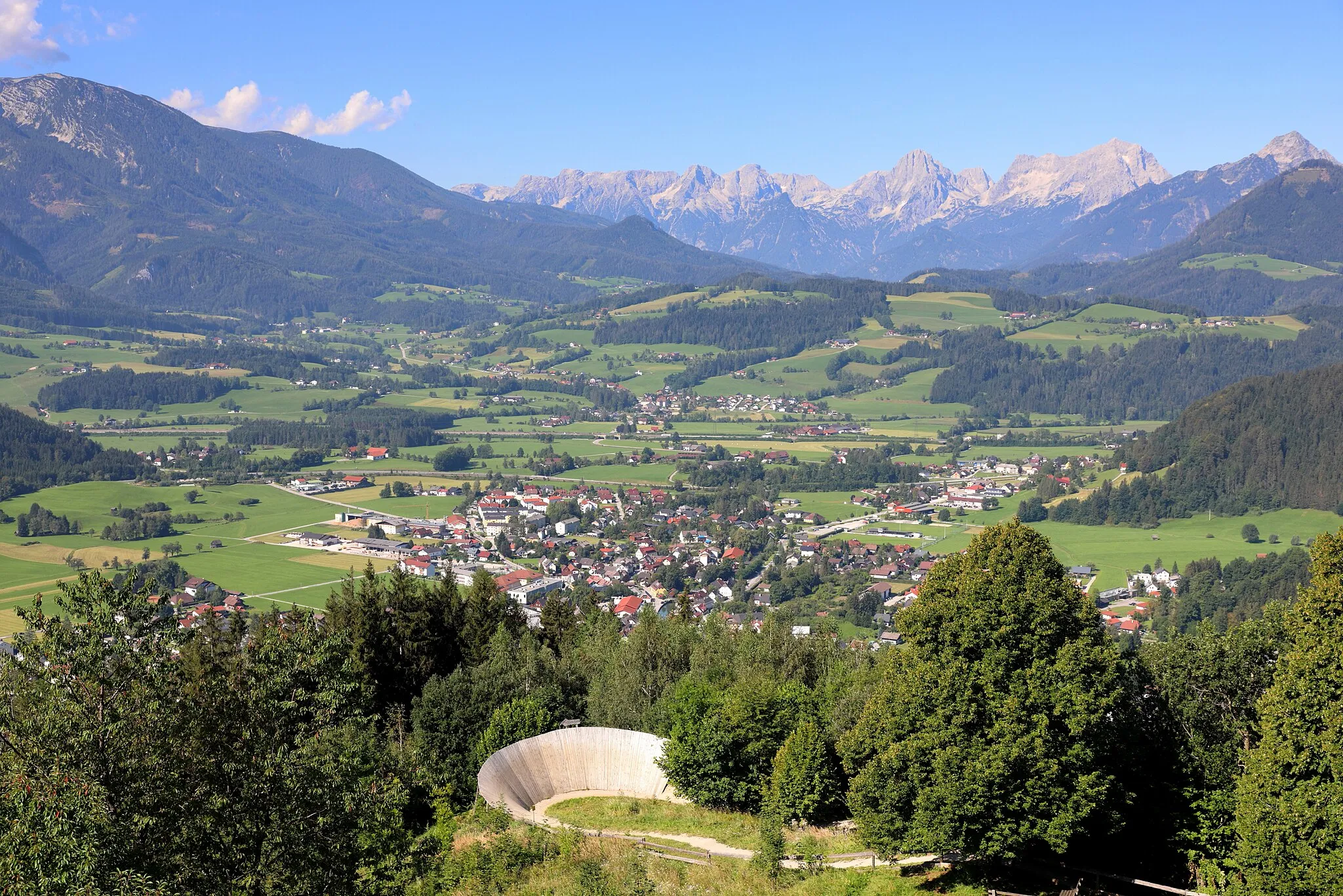 Photo showing: Blick vom Panoramaturm auf dem 858 m hohen Wurbauerkogel auf die oberösterreichische Marktgemeinde Windischgarsten bzw. Blick in Richtung Westsüdwest. Im Hintergrund das Tote Gebirge und am unteren Bildrand eine Steilkurve des Bikeparkes.