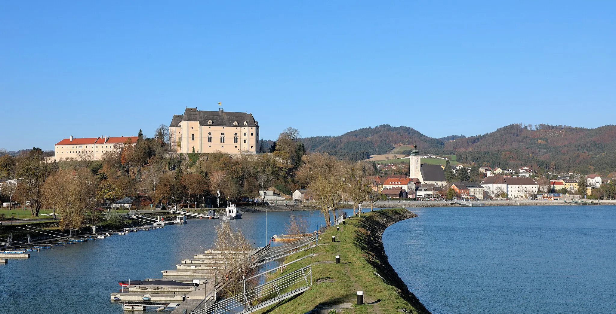 Photo showing: Südansicht der Schlossanalge Greinburg in der oberösterreichischen Stadtgemeinde Grein. Links der dreiflügelige Wirtschaftshof bzw. Meierhof und rechts das spätgotische vierflügelige Schlossgebäude in beherrschender Lage, unmittelbar an der Donau im Strudengau.