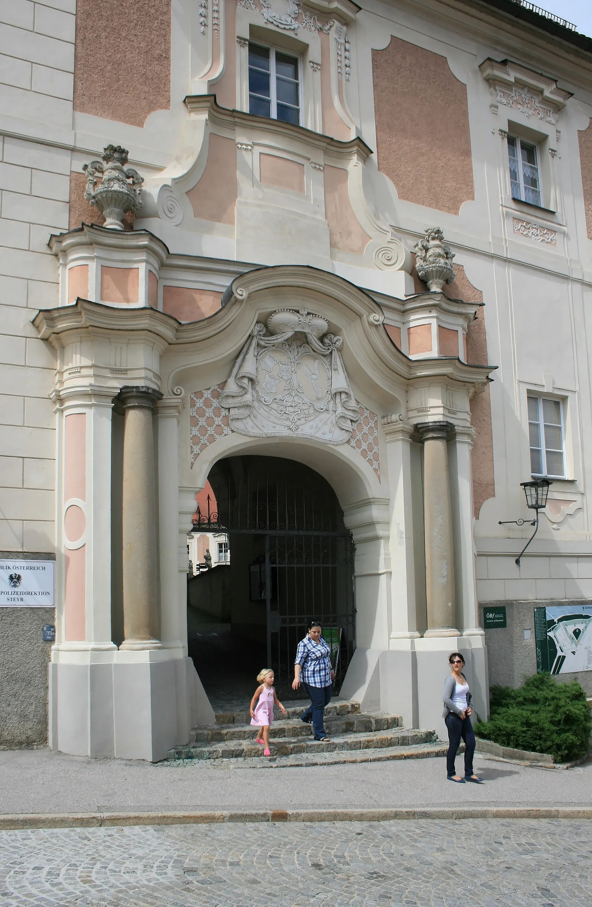 Photo showing: Das Hauptportal von Schloss Lamberg in der Steyrer Berggasse