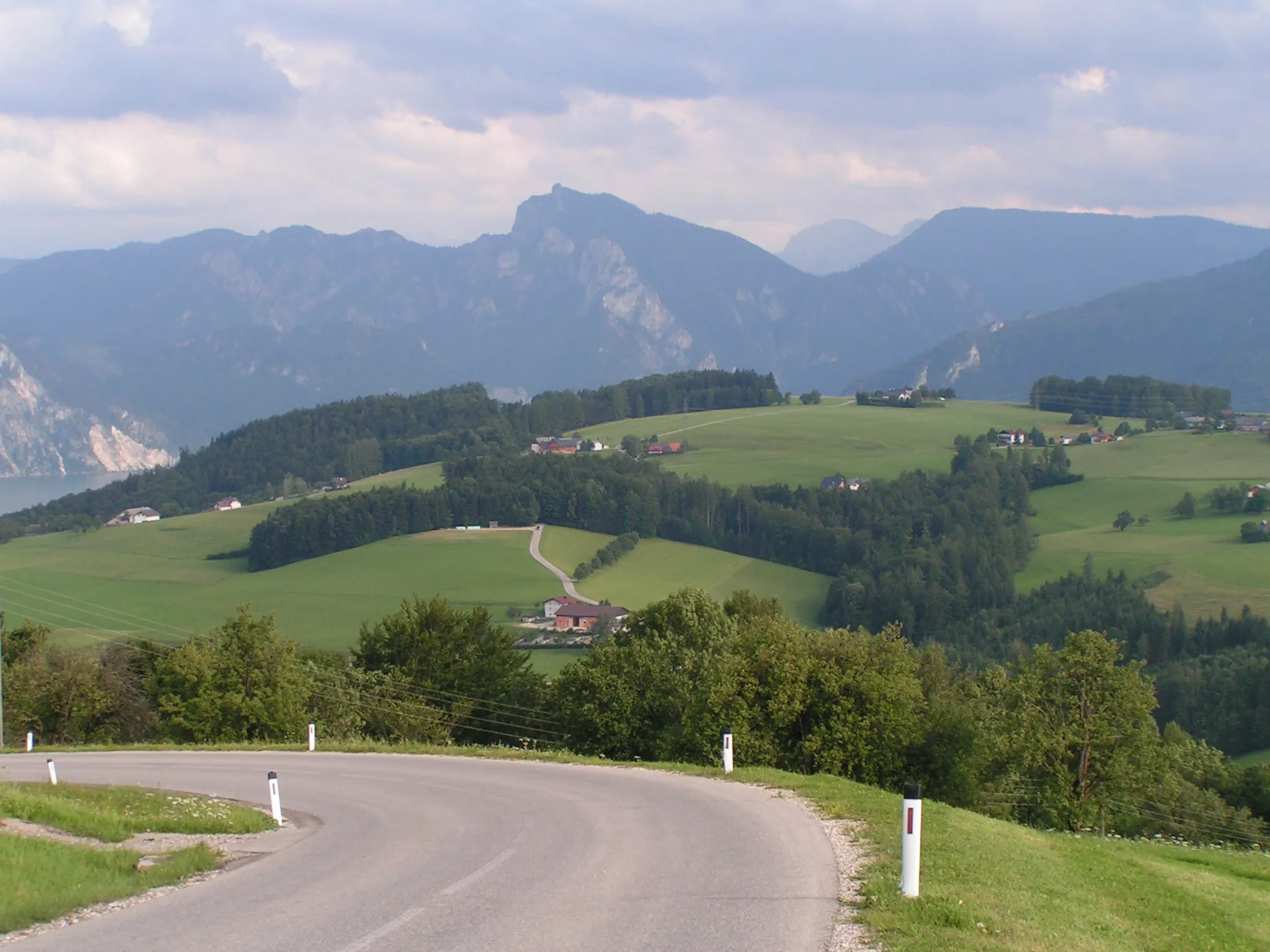 Photo showing: Straße von Gmundnerberg nach Grasberg. Hinten links Traunstein und Traunsee