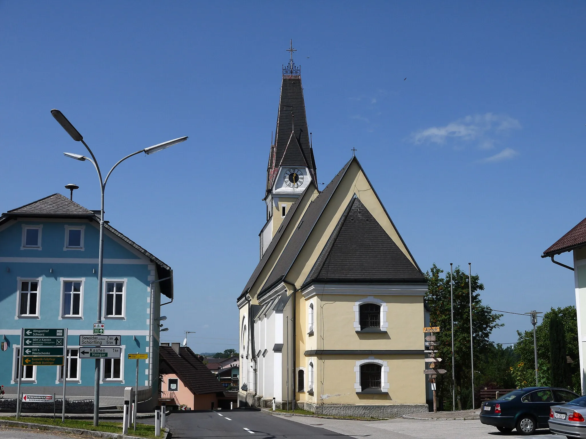 Photo showing: Die kath. Pfarrkirche hl. Alexius und ehem. Friedhofsfläche in Aurach am Hongar