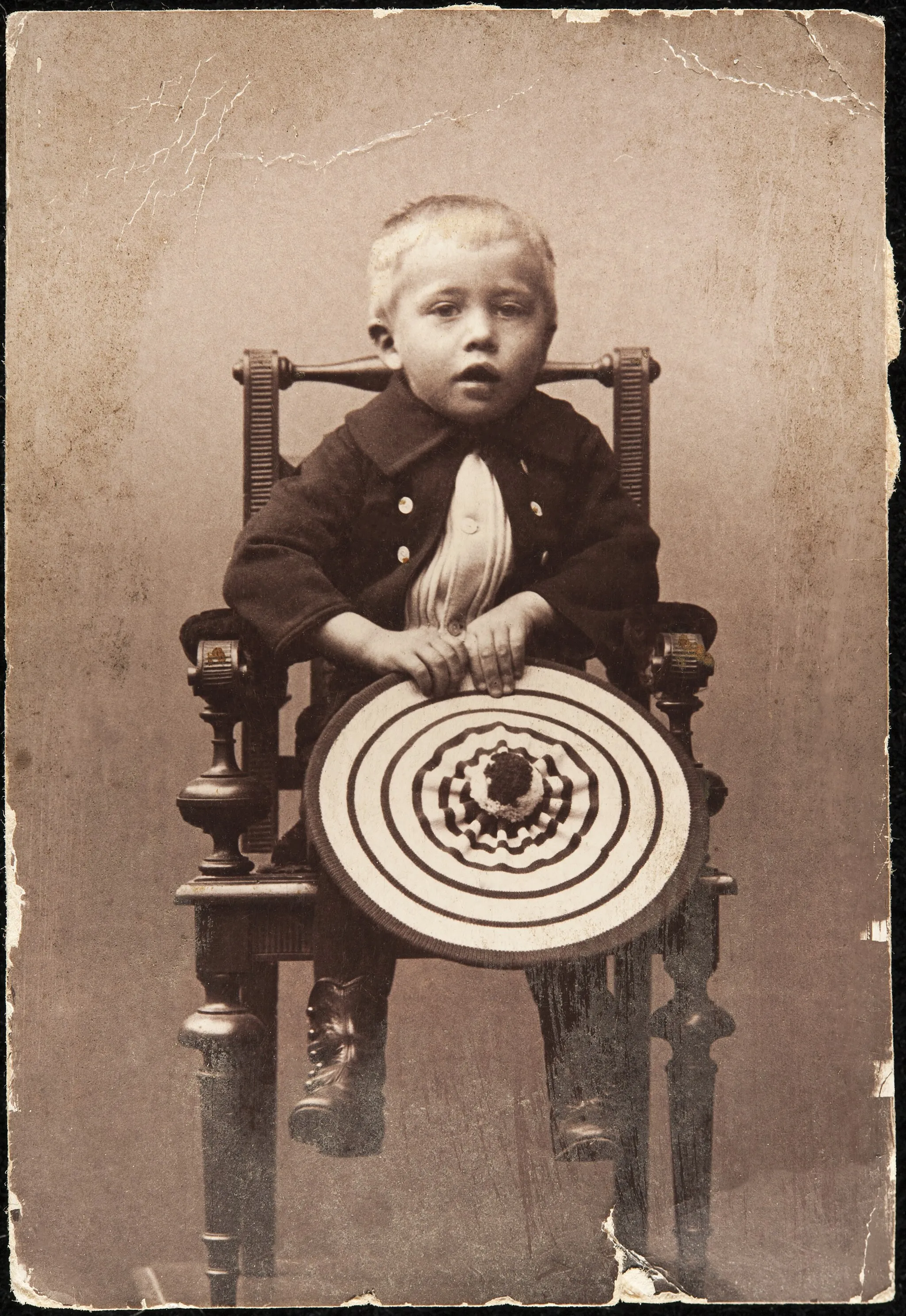 Photo showing: Constantin Grünberg (s. 1891) istumassa.; digitaalinen kuva, digirepro, mv