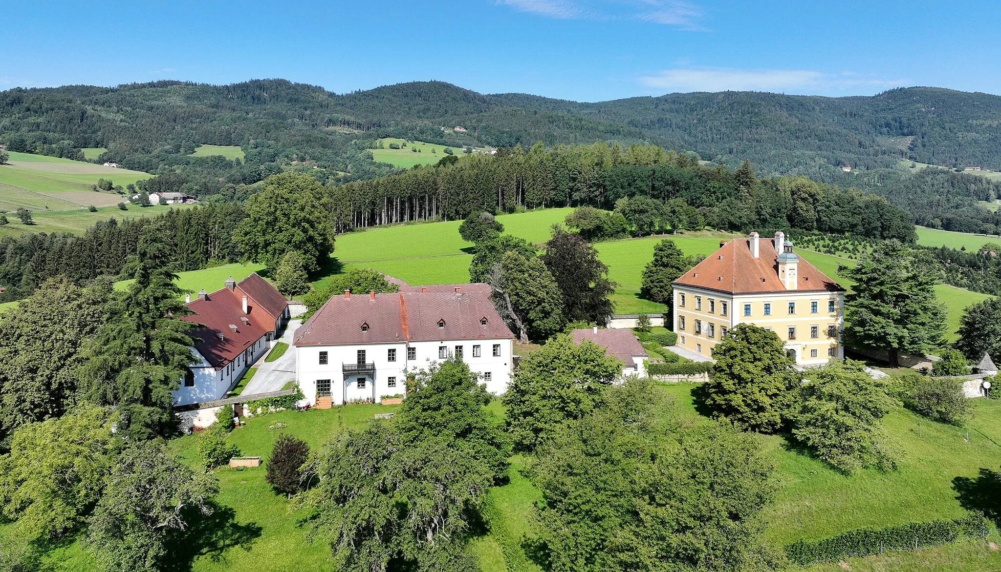 Photo showing: Southeast view of Rorregg Castle in Lower Austria.