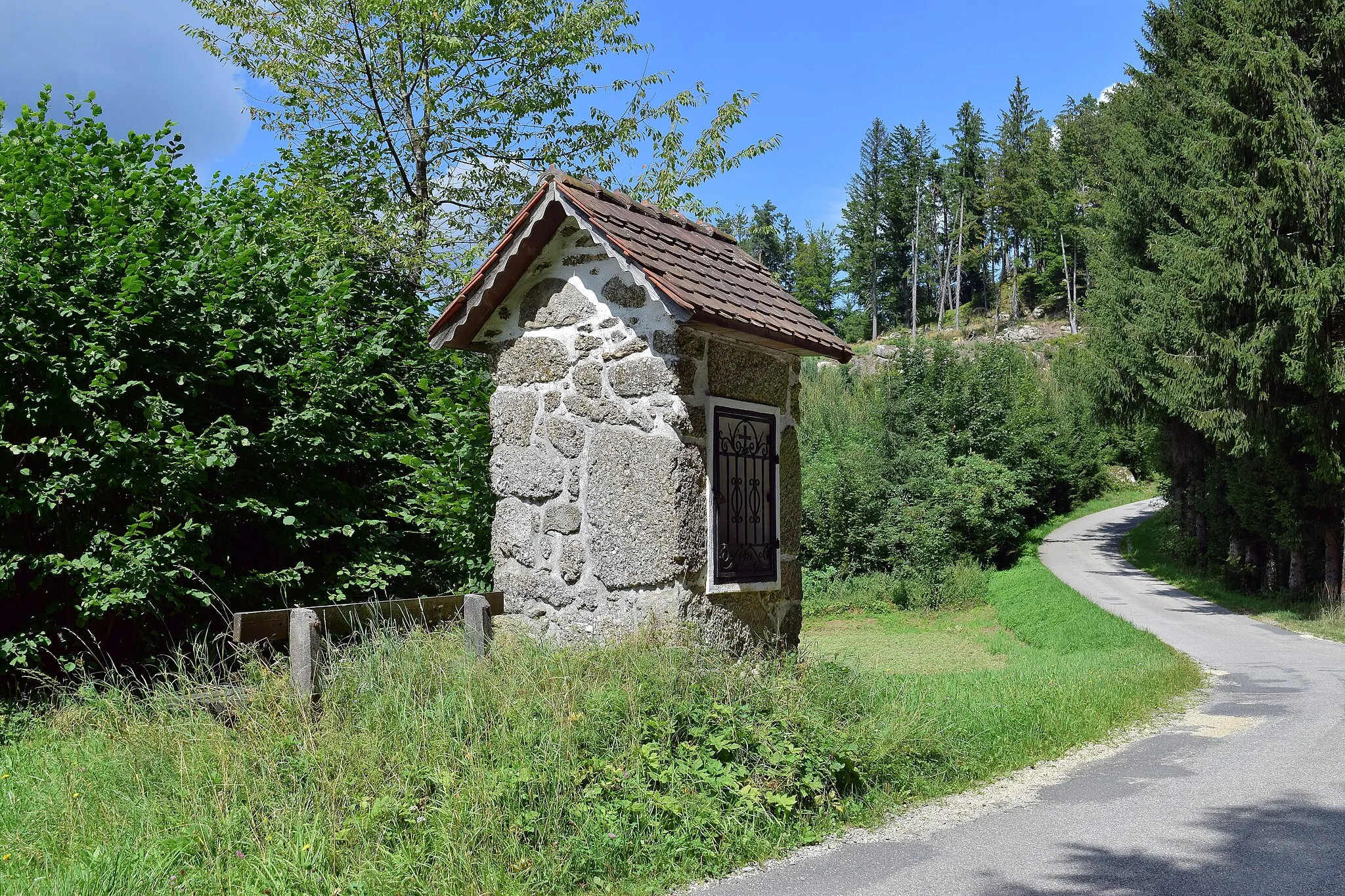 Photo showing: Der Bildstock Hofmayrgut befindet sich in Pierbach, Mühlviertel, am Weg zur Burgruine Ruttenstein.