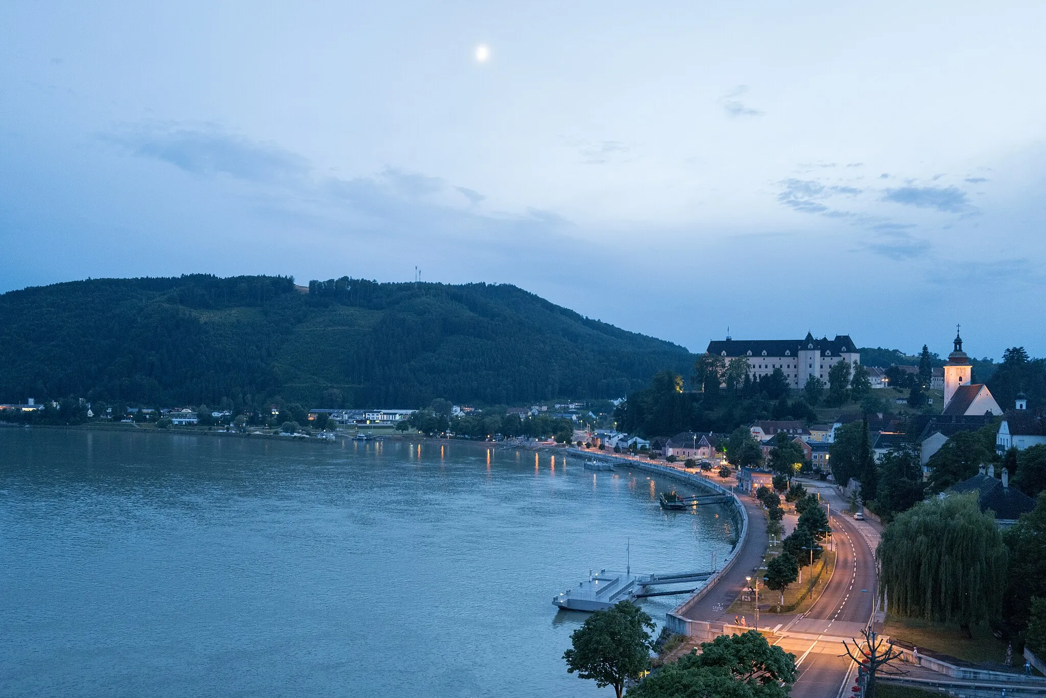 Photo showing: Grein at twilight - Grein, Austria