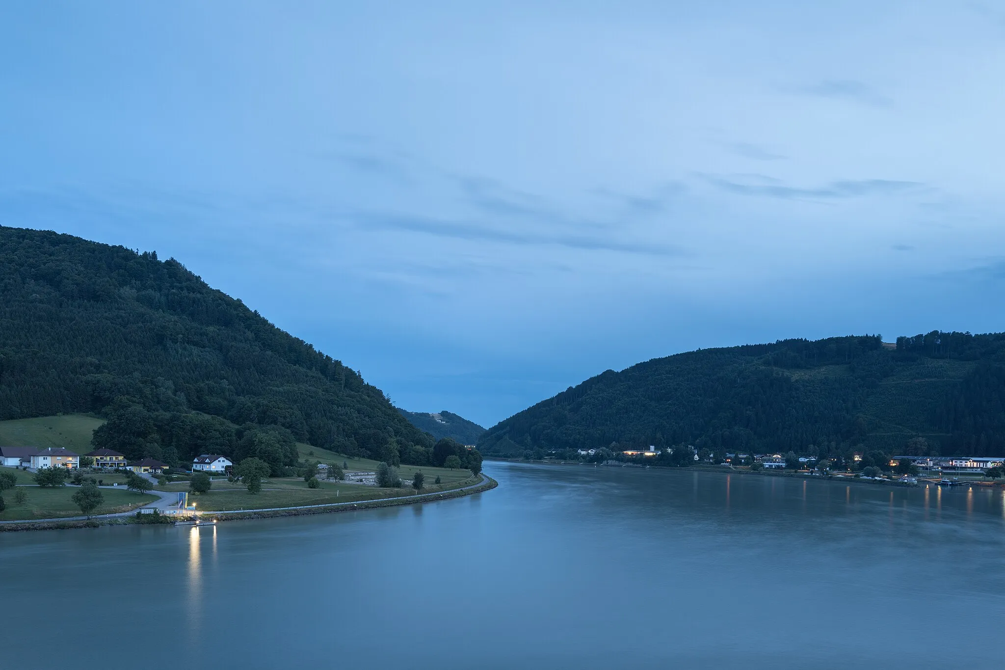 Photo showing: Danube at twilight - Grein, Austria