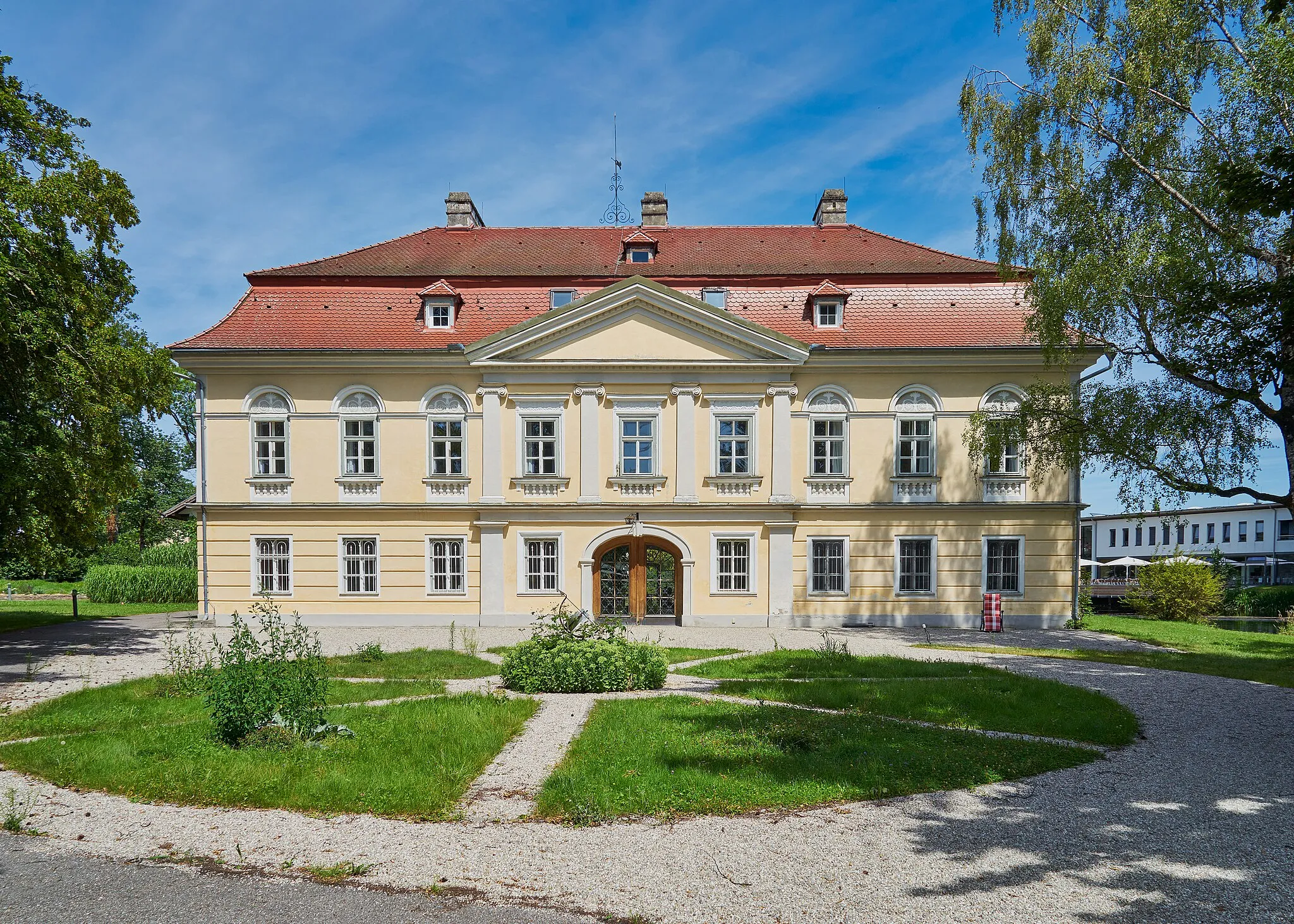 Photo showing: Schloss Bogenhofen - Ansicht von Westen