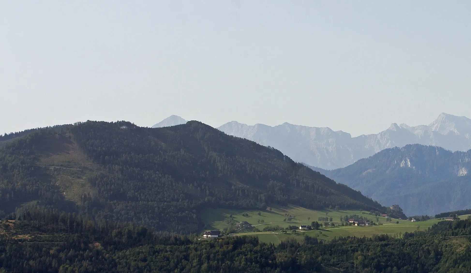 Photo showing: Der Hirschwaldstein von Oberschlierbach aus gesehen.