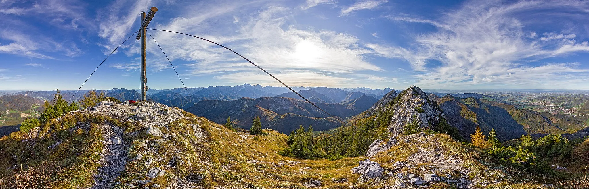Photo showing: 360° panoramic view from the Kremsmauer (eastern summit, also known as "Pyramide", 1599m) in the Upper Austrian Prealps.