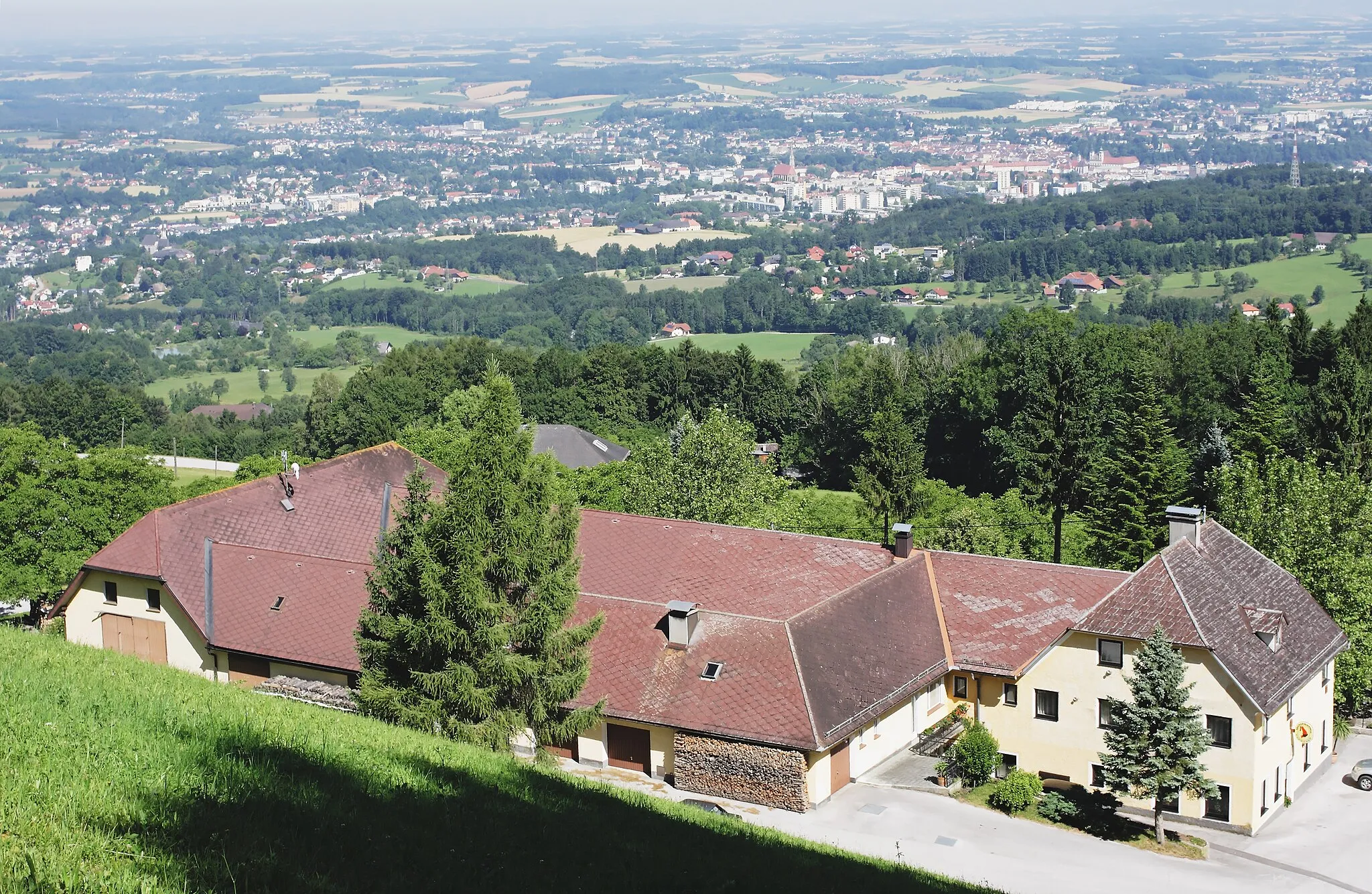 Photo showing: Blick auf den Gasthof Schoiber am Damberg (St. Ulrich) mit Steyr im Hintergrund.