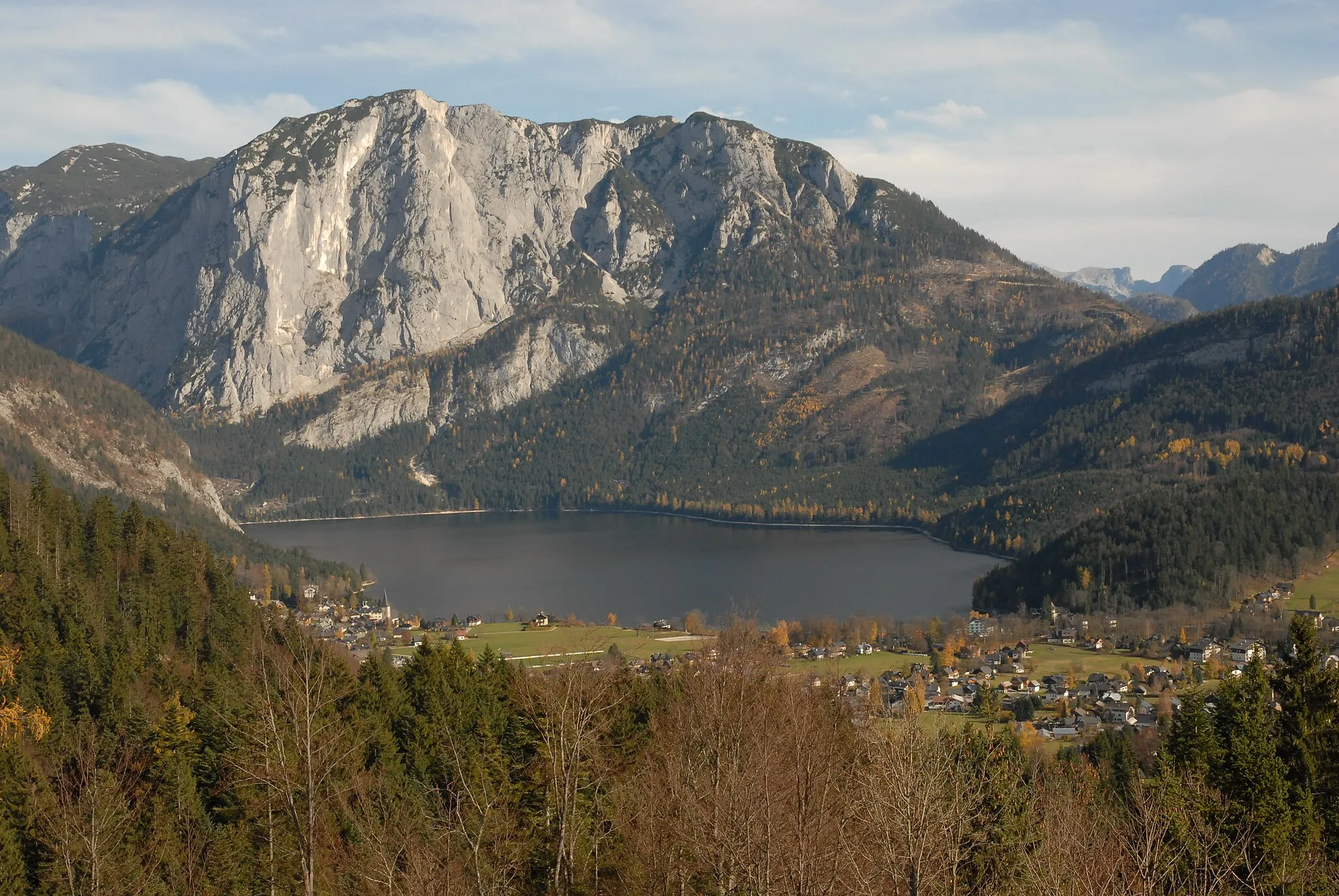 Photo showing: Altaussee with Altausser See and Trisselwand seen from the Pflindsberg ruin