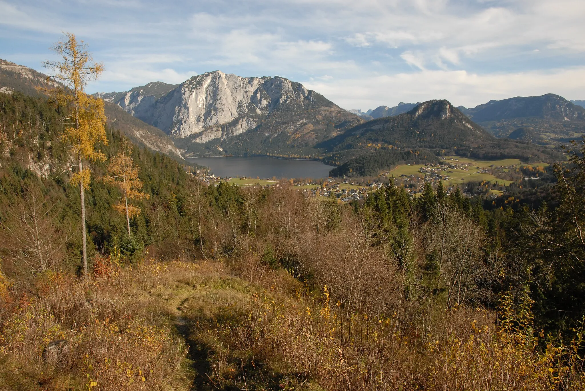 Photo showing: Altaussee with Altausser See, Trisselwand (middle) and Tressenstein (right) seen from the Pflindsberg ruin