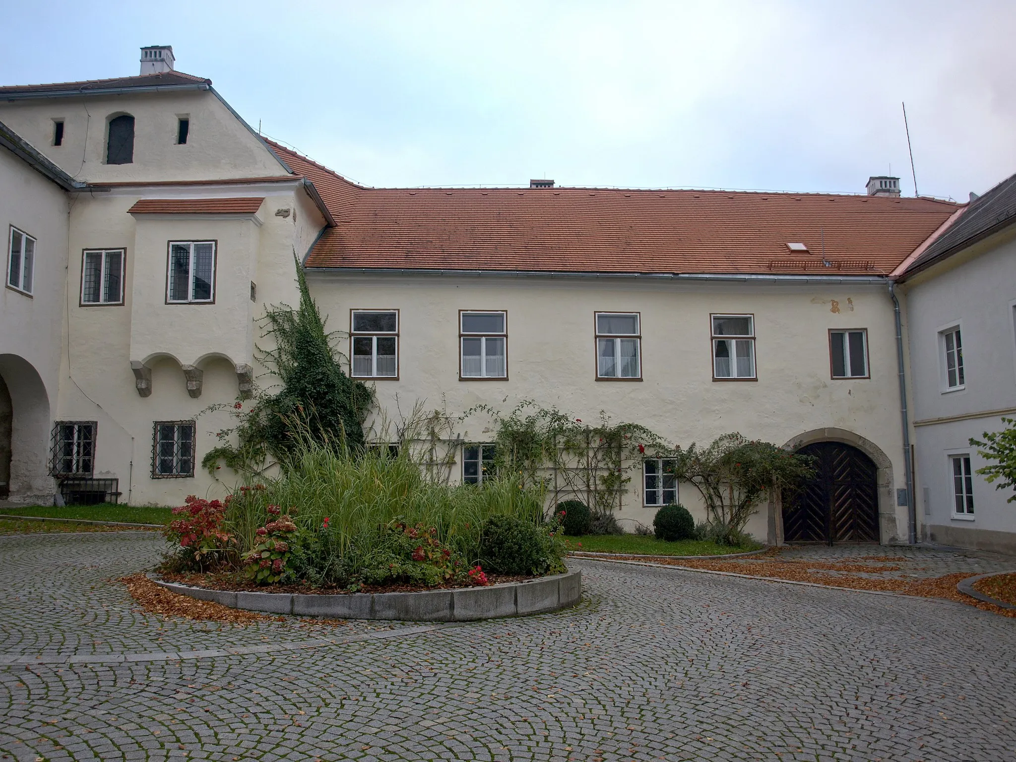 Photo showing: Schloss Erla, ehem. Benediktinerinnenstift

This media shows the protected monument with the number 28381 in Austria. (Commons, de, Wikidata)