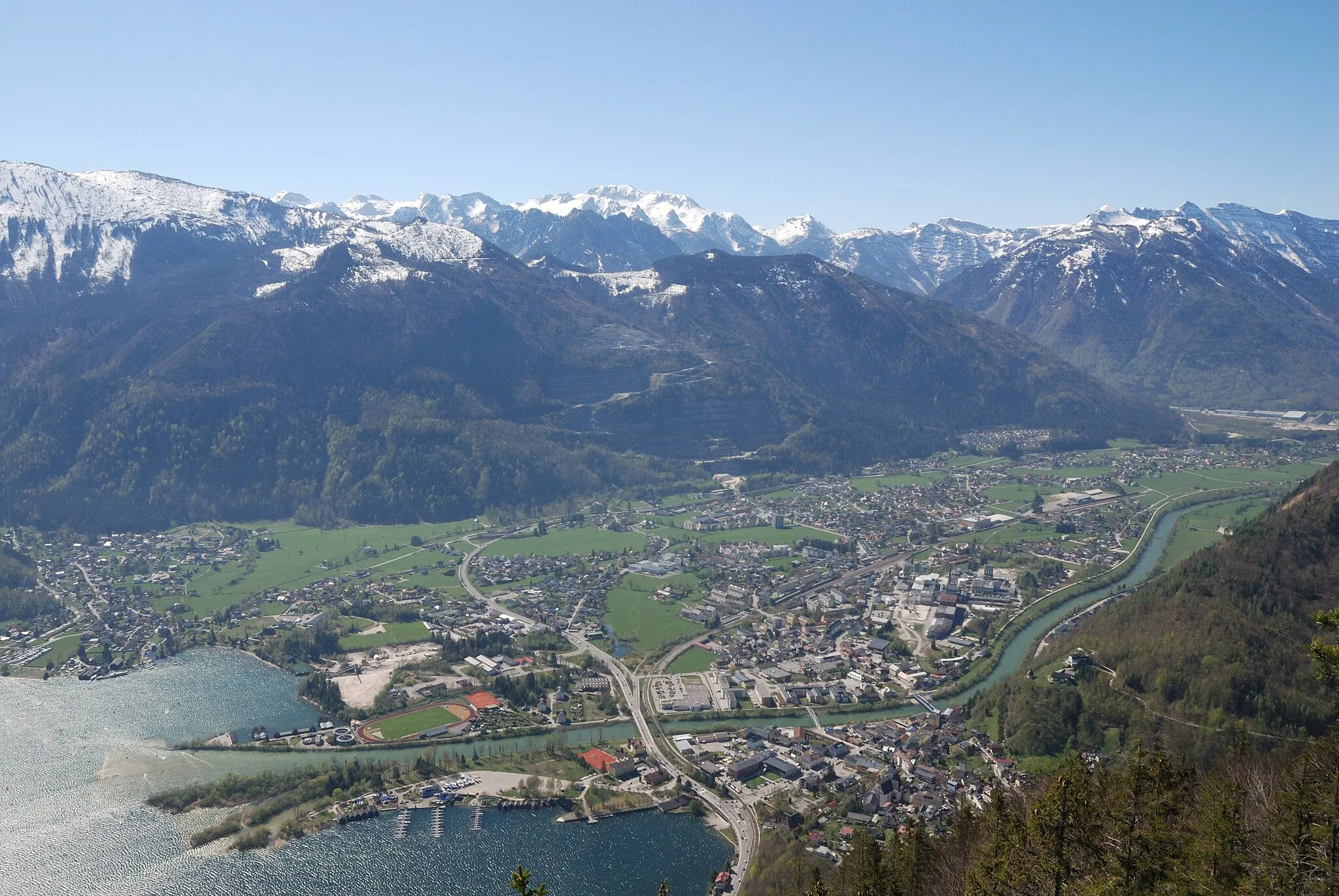 Photo showing: Ebensee am Traunsee, vom Großen Sonnstein aus gesehen. Im Hintergrund das Tote Gebirge mit dem Schönberg (Wildenkogel)