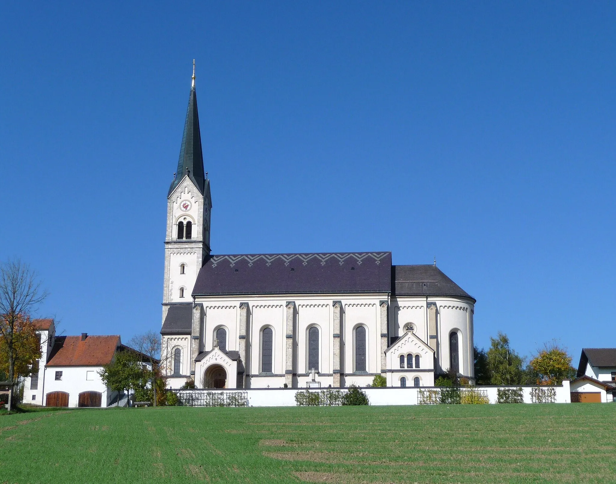 Photo showing: Die Pfarrkirche St. Martin in Halsbach