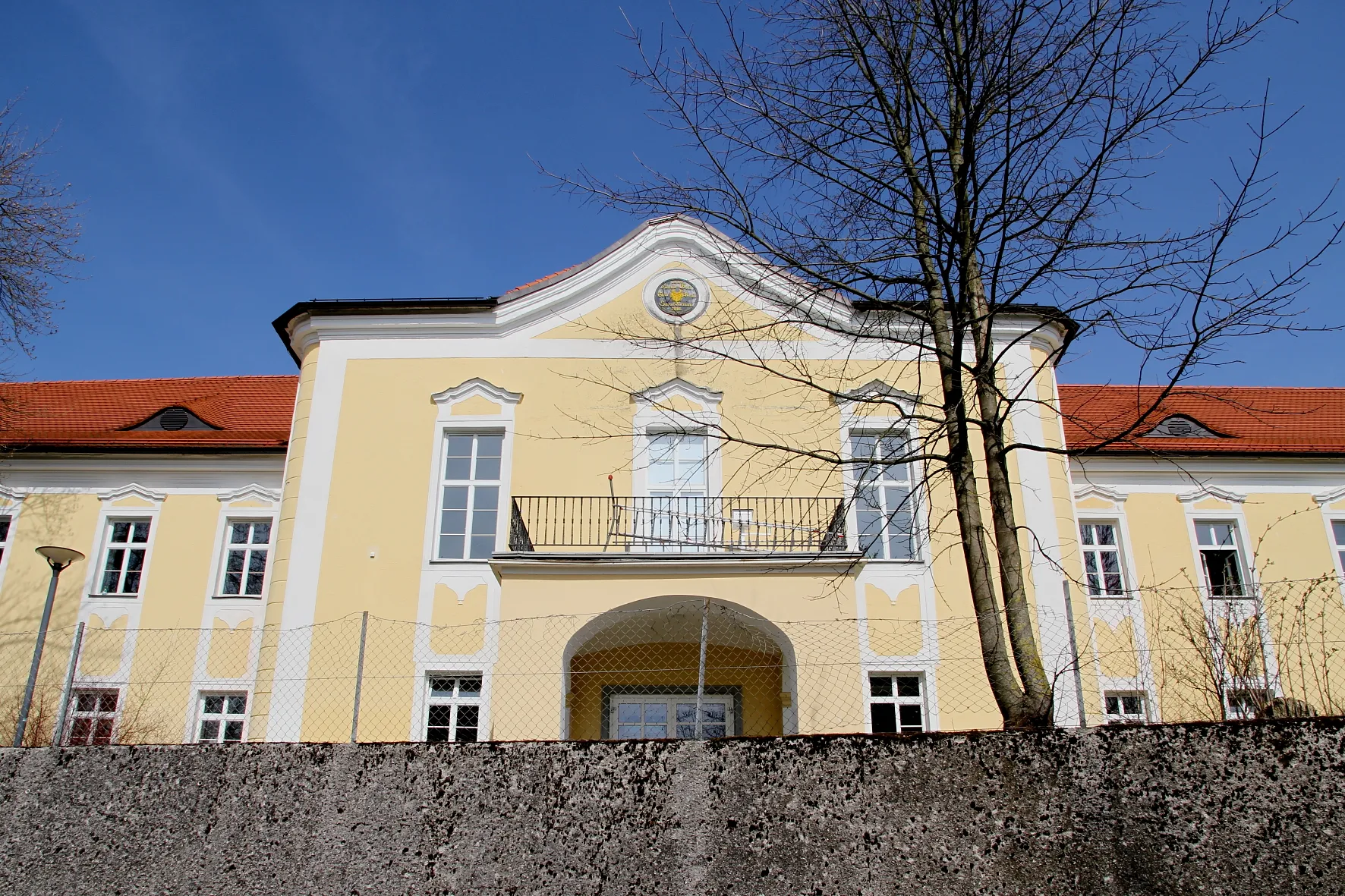 Photo showing: Südseitige Ansicht des ehemaligen Schlosses Wagrain in der oberösterreichischen Stadt Vöcklabruck.