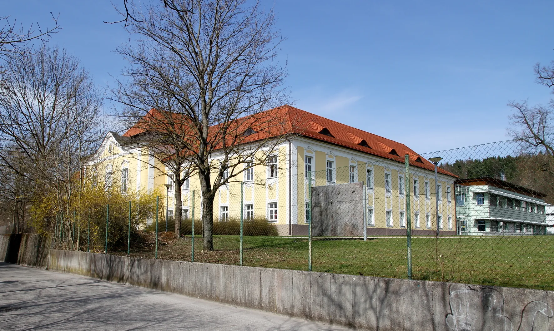 Photo showing: Ehemaliges Schloss Wagrain in der oberösterreichischen Stadt Vöcklabruck.