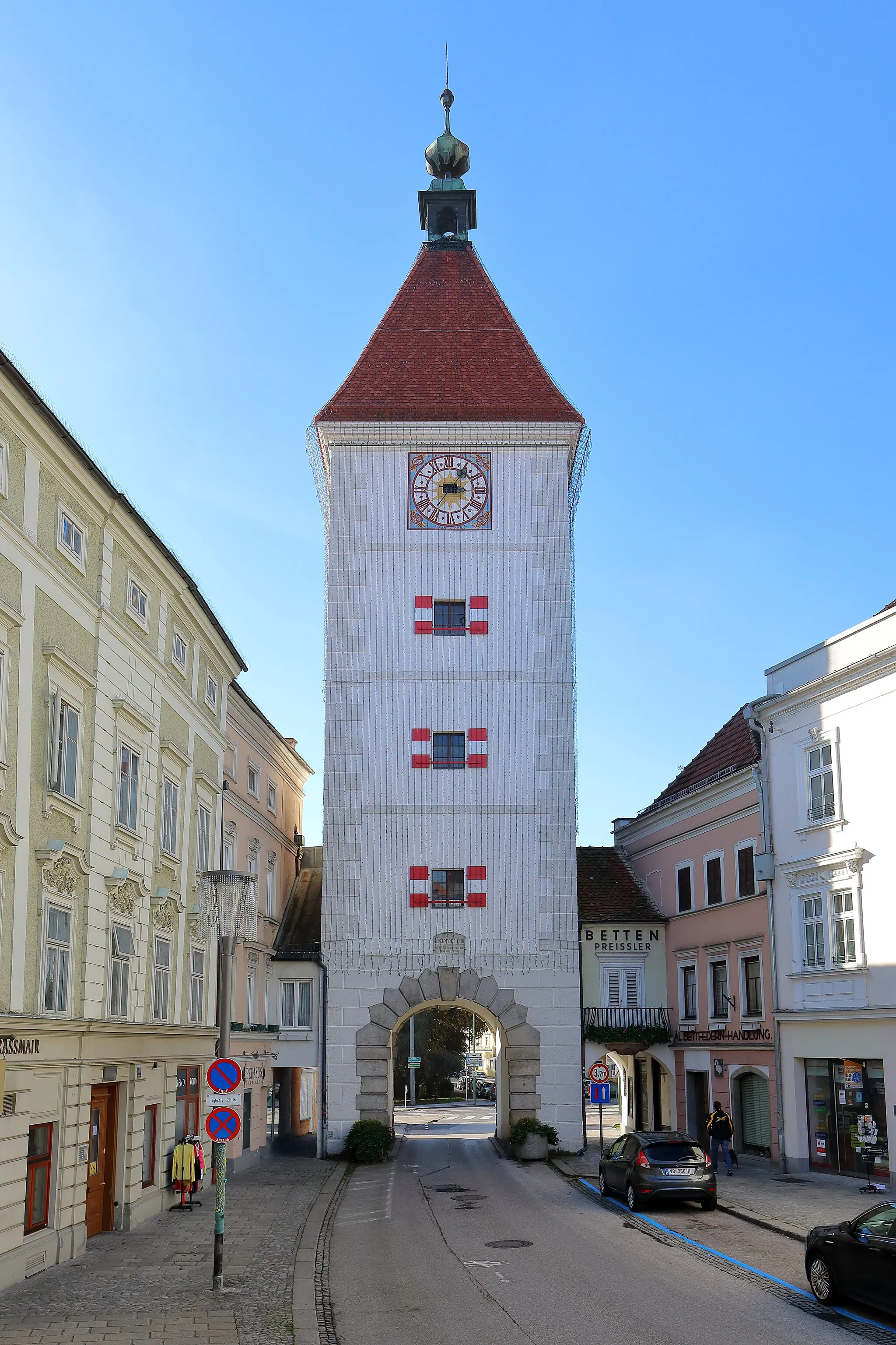 Photo showing: Ostansicht des Ledererturmes in der oberösterreichischen Stadt Wels. Der Ledererturm ist das Wahrzeichen der Stadt. Er blieb als einziger der vier Stadttürme erhalten, die im 13. Jahrhundert beim Bau der mittelalterlichen Stadtbefestigung errichtet wurden. Der urkundlich erstmals am 24. Juli 1326 erwähnte Turm wurde 1610 beim Angriff des „Passauer Kriegsvolkes“
schwer beschädigt und in der heutigen Form in den Jahren von 1616 bis 1619 durch den Maurermeister Marx Martin Spaz aus Linz wiederinstandgesetzt und umgebaut. Der fast 38 m hohe Turm hatte ursprünglich einen Zwiebelhelm, der jedoch beim Stadtbrand 1771 zerstört und durch ein Zeltdach ersetzt wurde.