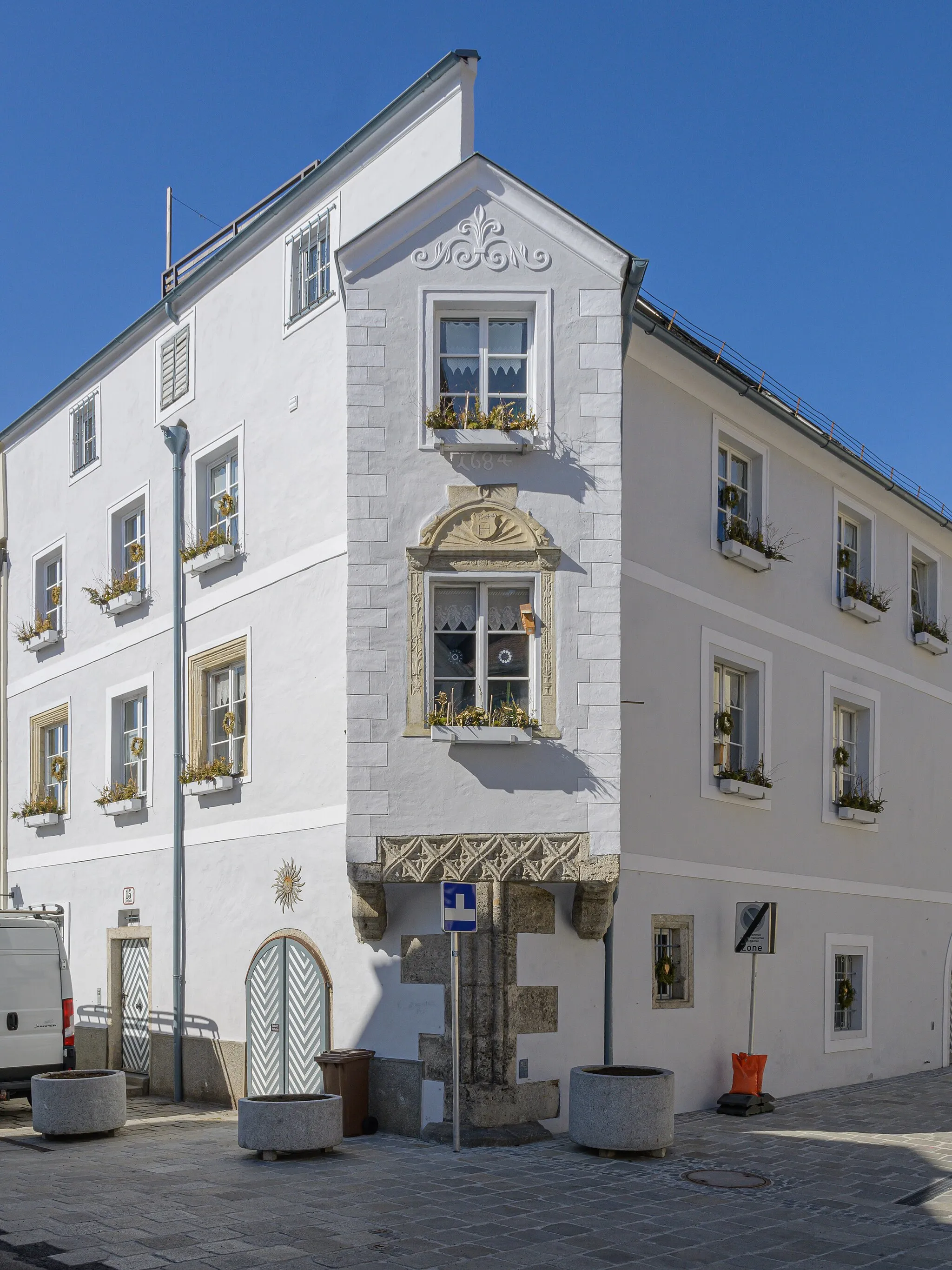 Photo showing: The facade of the bay window at the Bürgerhaus Altstadt 15 in Wels is dated with 1684.