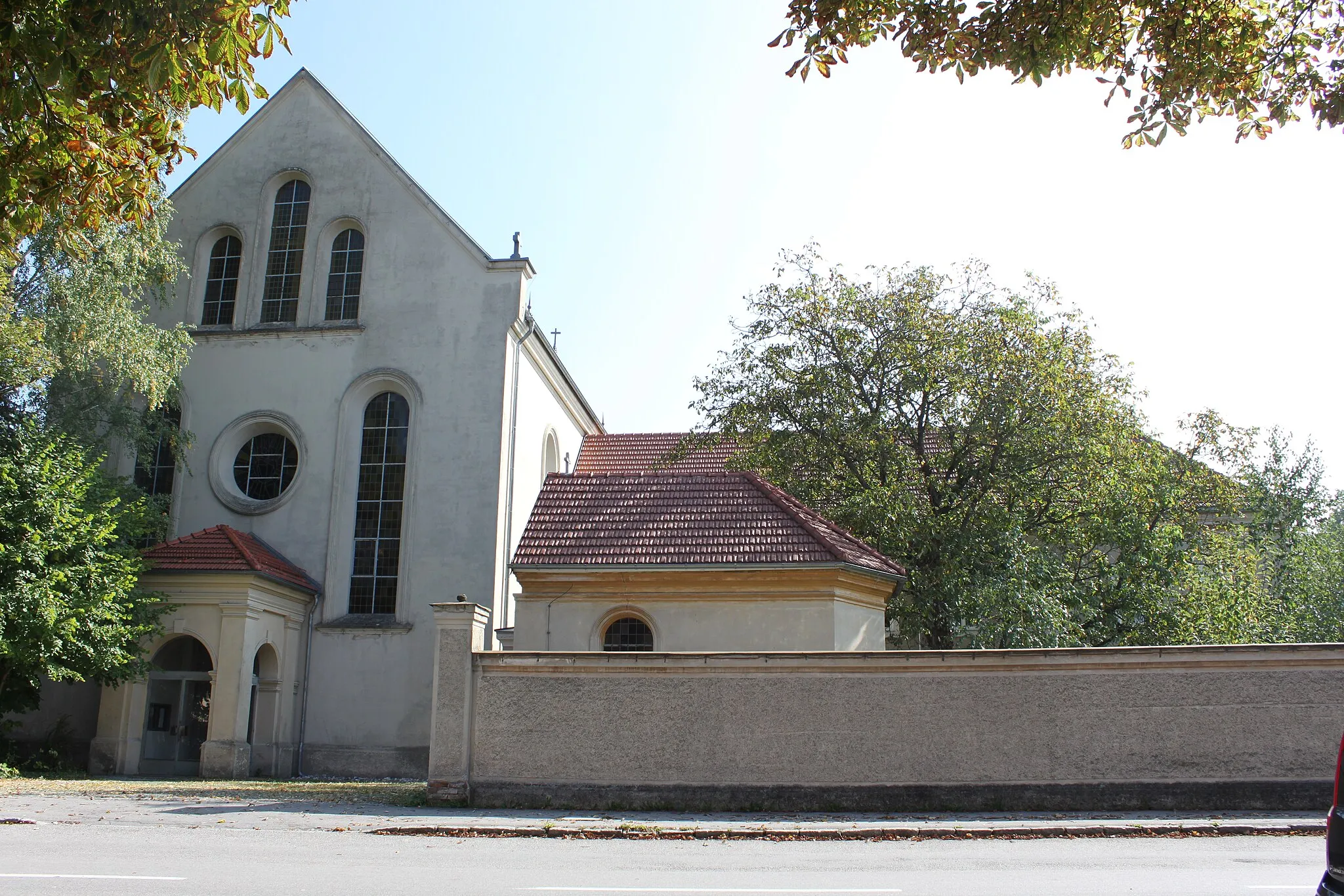 Photo showing: Kapuzinerkloster und Kapuzinerkirche Herz Jesu, im Vordergrund die Klostermauer und die eingebundene Kapelle