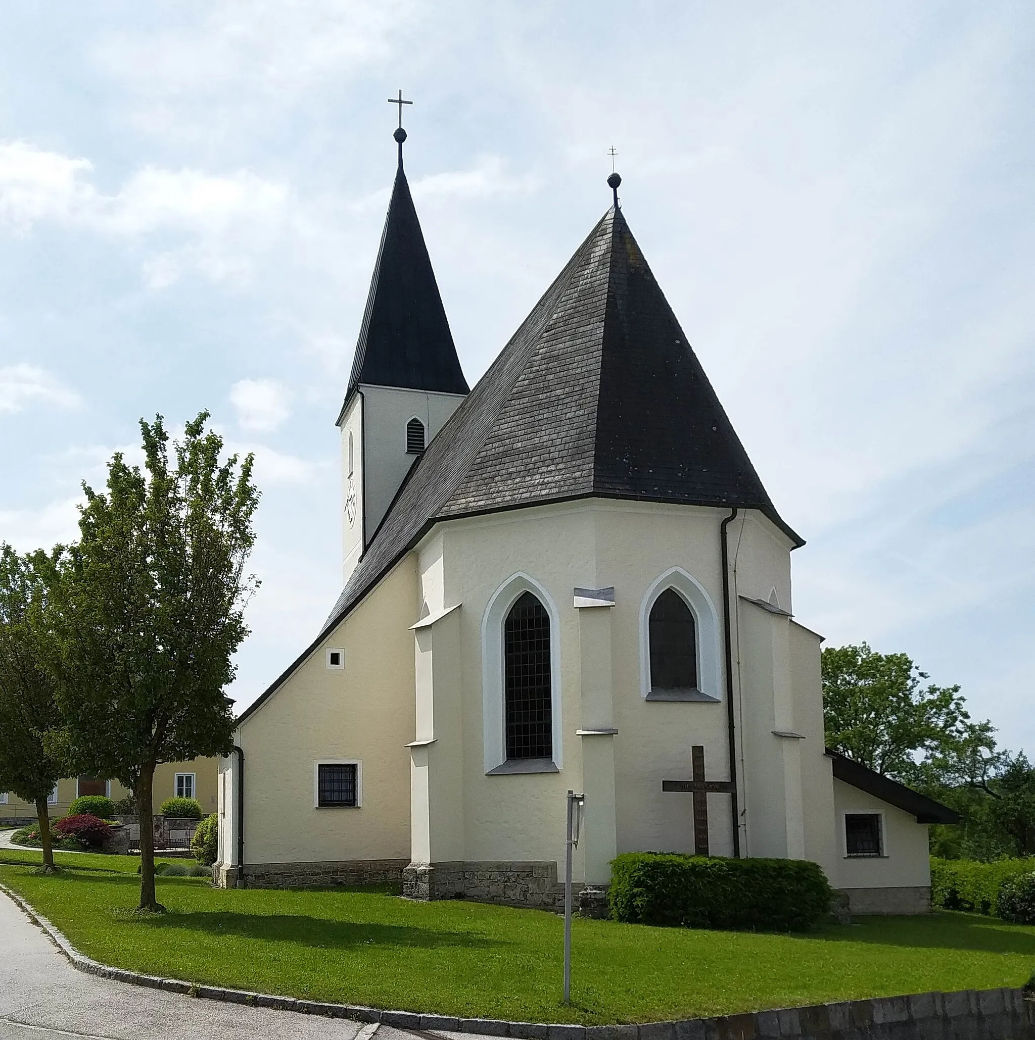 Photo showing: Peterskirchen - Pfarrkirche Hll. Peter und Paul (spätgotisch, 1470, barockisiert) - Blick von O auf die Apsis