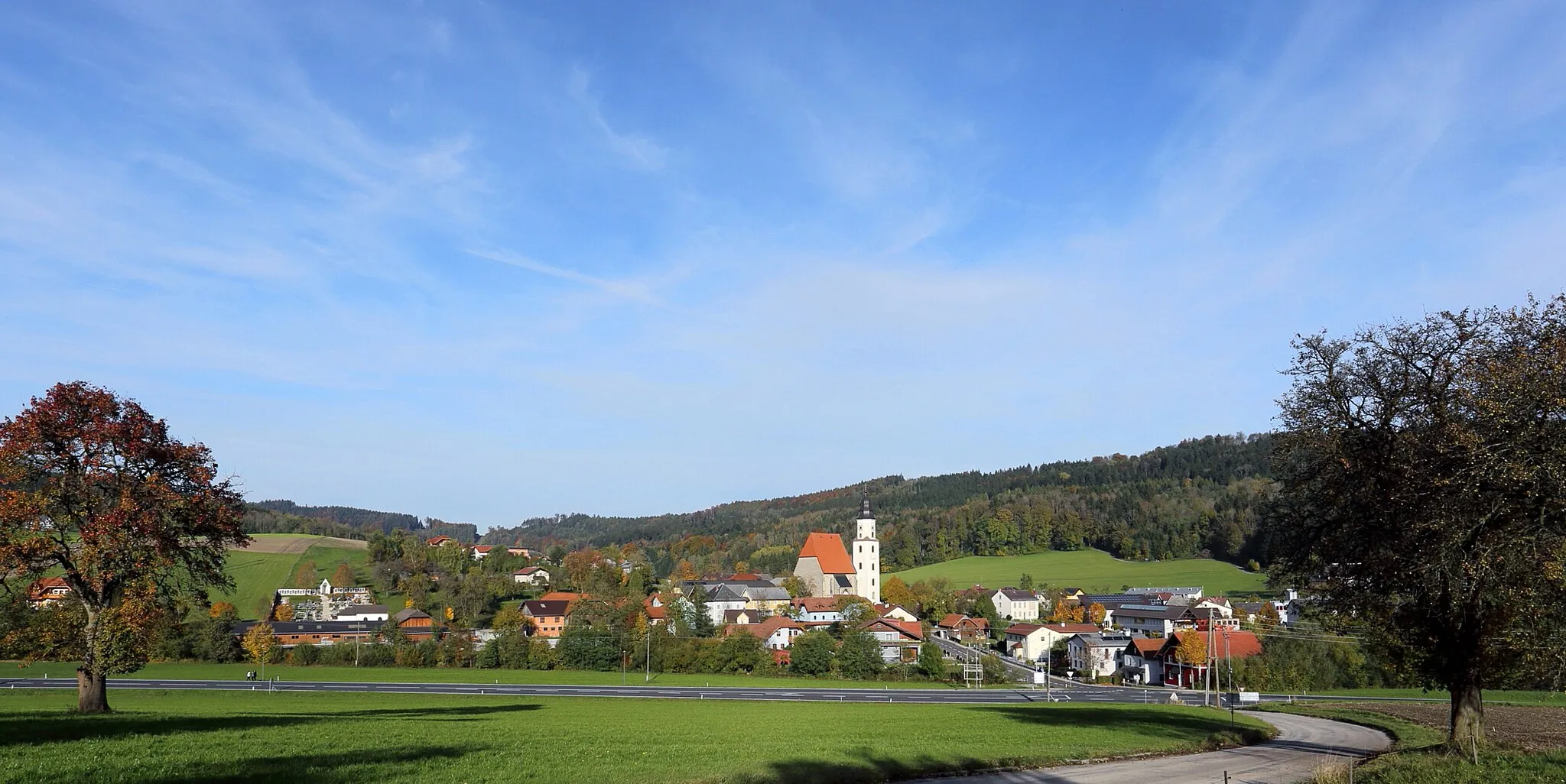 Photo showing: Südwestansicht der oberösterreichischen Gemeinde Zell am Pettenfirst mit der dominierenden spätgotischen Pfarrkirche im Ortszentrum.