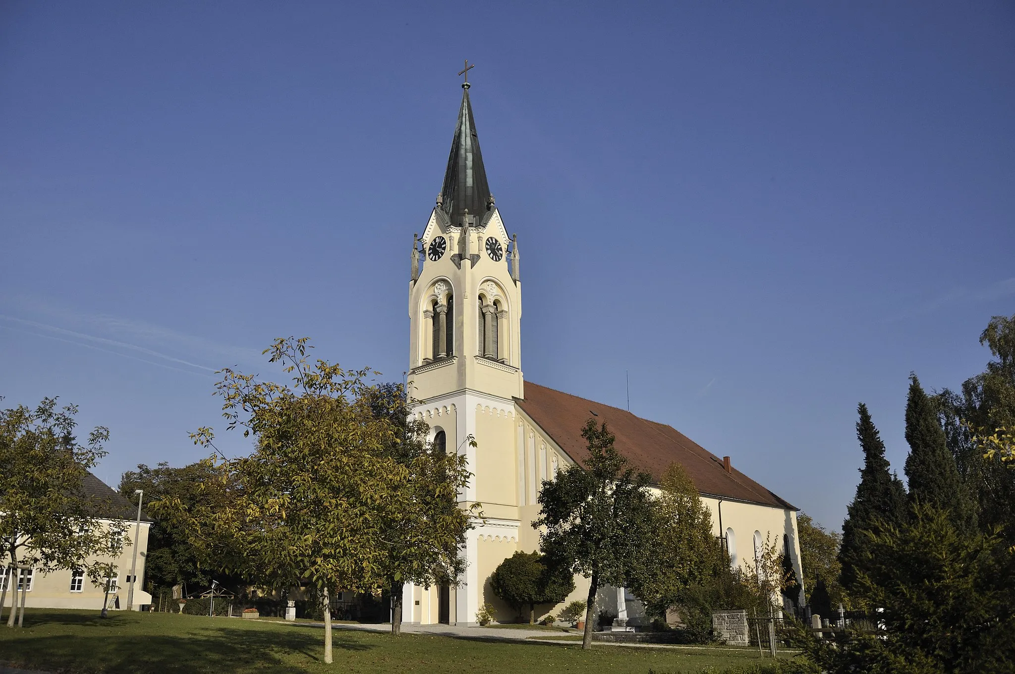 Photo showing: Die Kirche im Feld ist das größte evangelische Gotteshaus in Oberösterreich