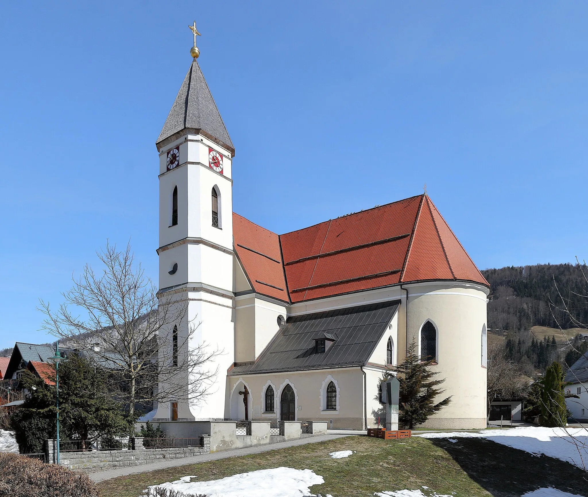 Photo showing: Südwestansicht der röm.-kath. Pfarrkirche hl. Martin in der oberösterreichischen Marktgemeinde Bad Goisern. Ursprünglich eine spätgotische Kirche aus dem Ende des 15. Jahrhunderts. 1835/37 erfolgte ein Neubau unter Einbeziehung der alten Kirche. Dabei wurde die Hauptachse der Kirche im rechten Winkel gedreht und der Chor der alten Kirche zu einer Seitenkapelle (Marienkapelle) umgestaltet. Rund 30 Jahre später (1863) erfolgte der Neubau des Kirchenturmes.