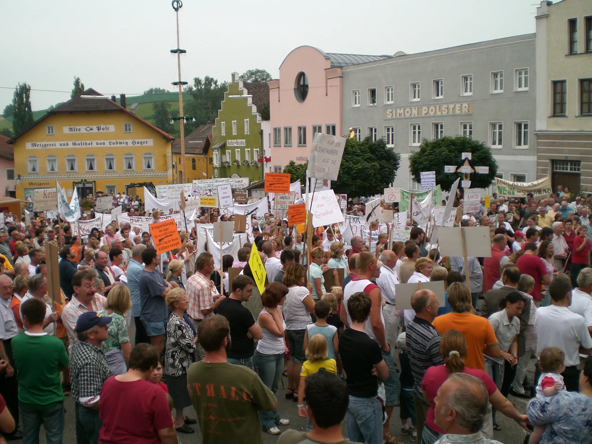 Photo showing: Marktplatz von Kößlarn, Demonstranten.