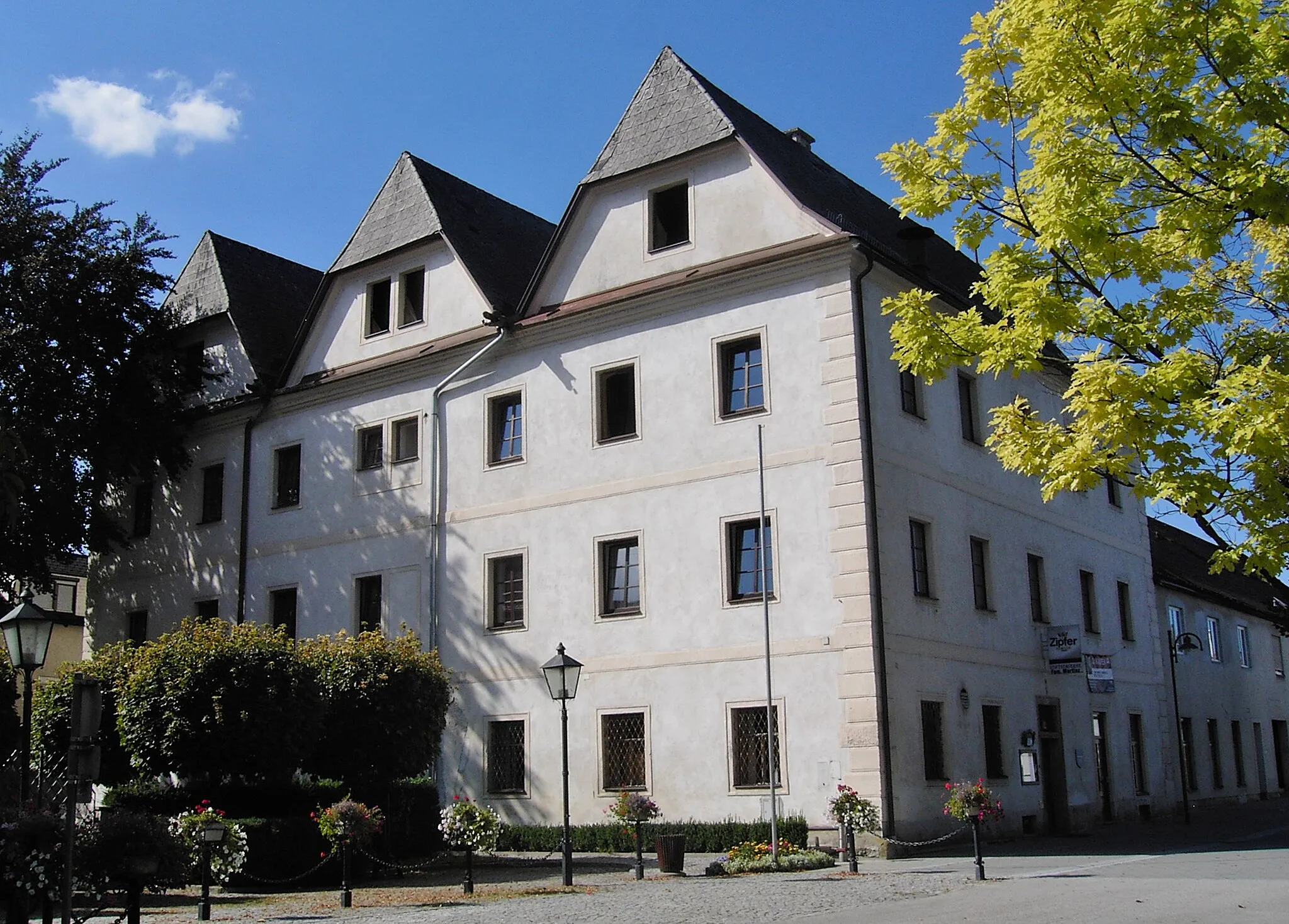 Photo showing: Garsten ehemalige Stiftstaverne, Am Plazl 3, Fassadenansicht Am Platzl