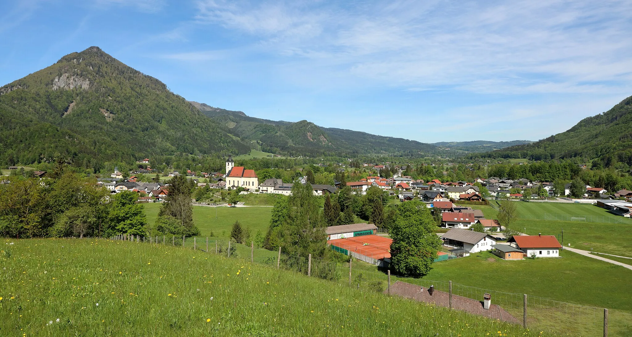 Photo showing: Südostansicht der oberösterreichischen Gemeinde Grünau im Almtal mit der ortsbildbeherrschenden röm.-kath. Pfarrkirche hl. Jakobus und links im Bild der 1402 m hohe Zwillingskogel.