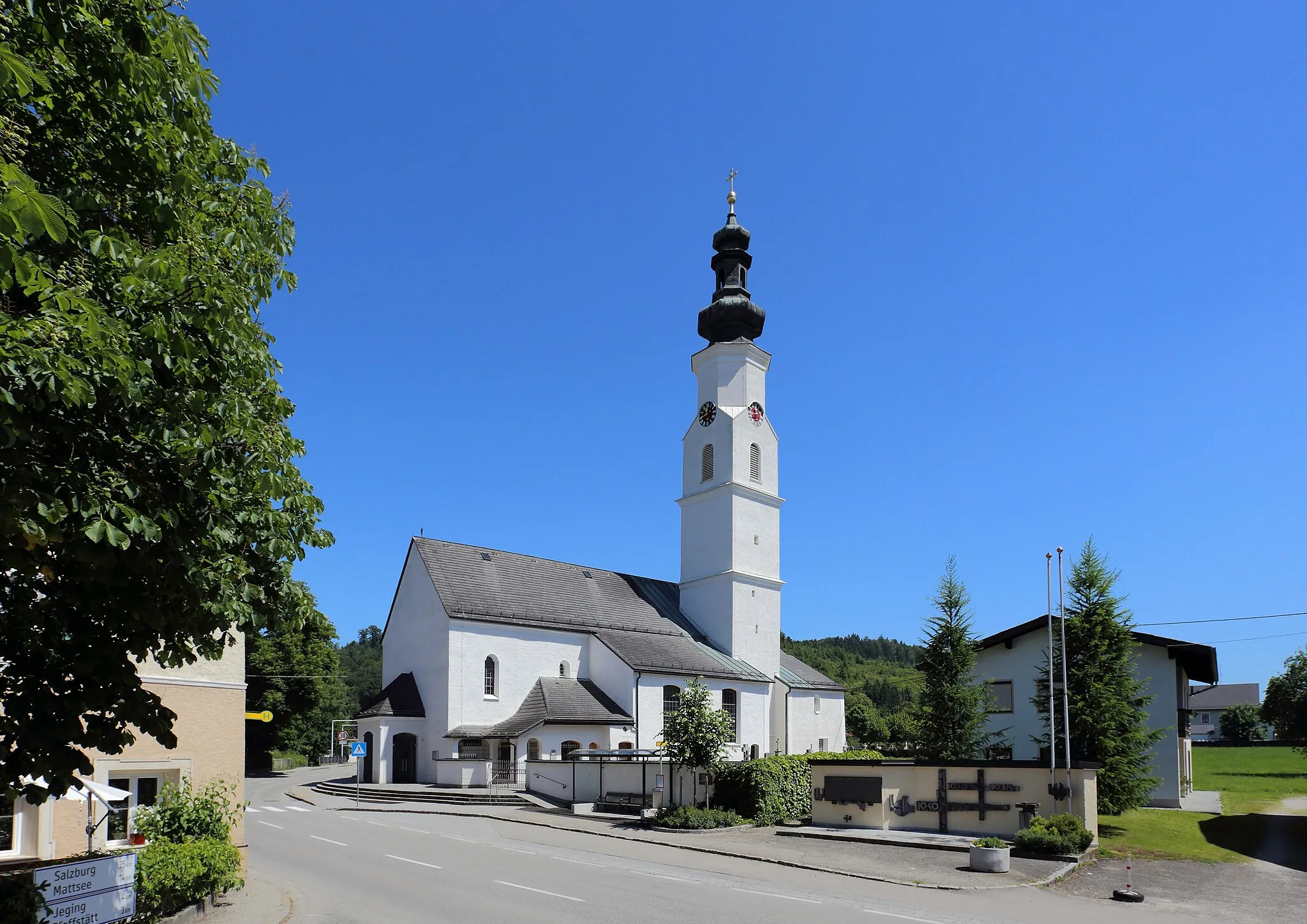 Photo showing: Südansicht der katholischen Pfarrkirche hl. Martin in der oberösterreichischen Gemeinde Munderfing. Eine spätgotische Kirche mit einem vierjochigen Langhaus, wobei das Westjoch 1934 angebaut wurde. Der Turmaufsatz ist im barockischen Stil.