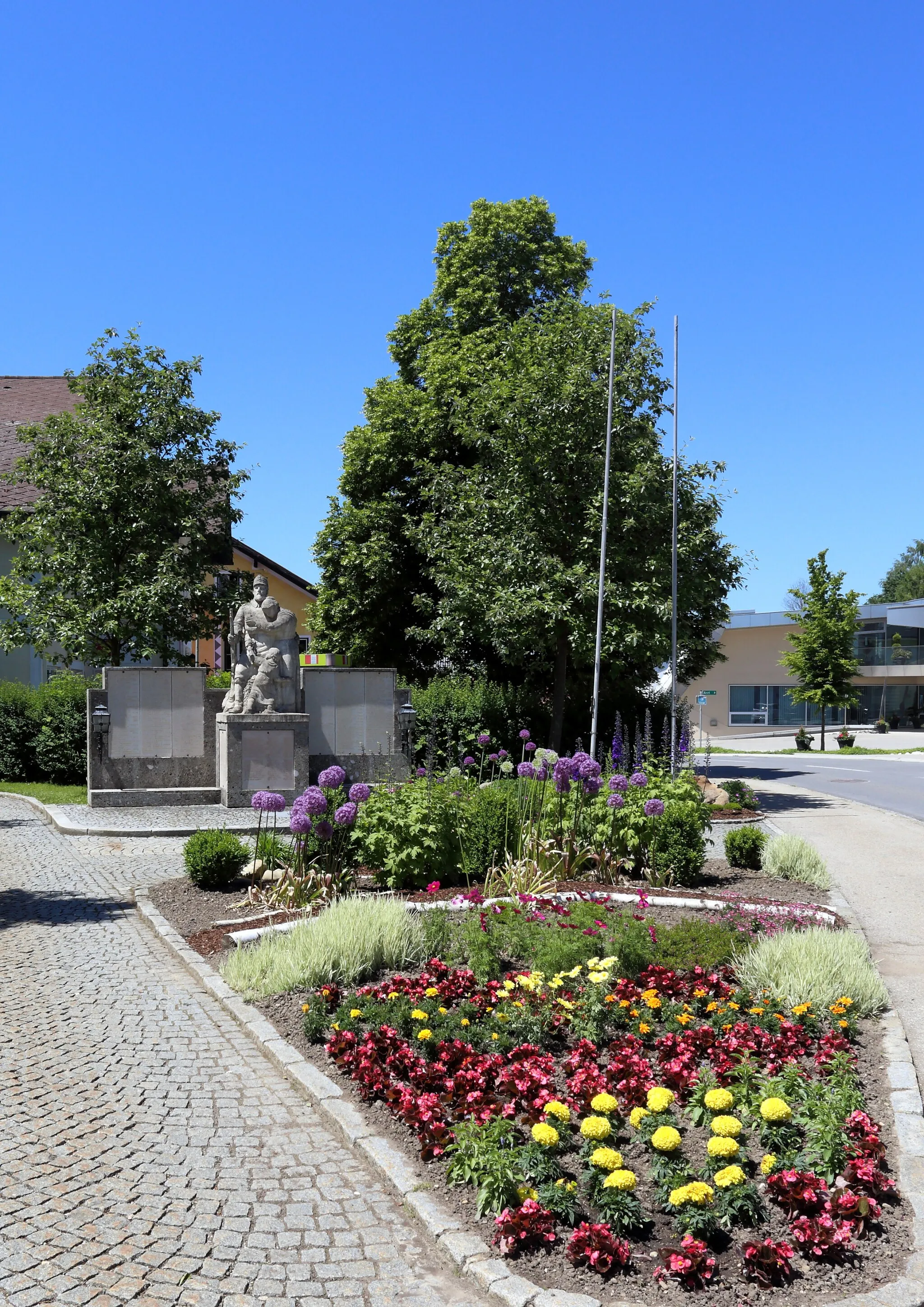 Photo showing: Das nördlich der Pfarrkirche befindliche Soldatendenkmal der oberösterreichischen Gemeinde St. Johann am Walde.