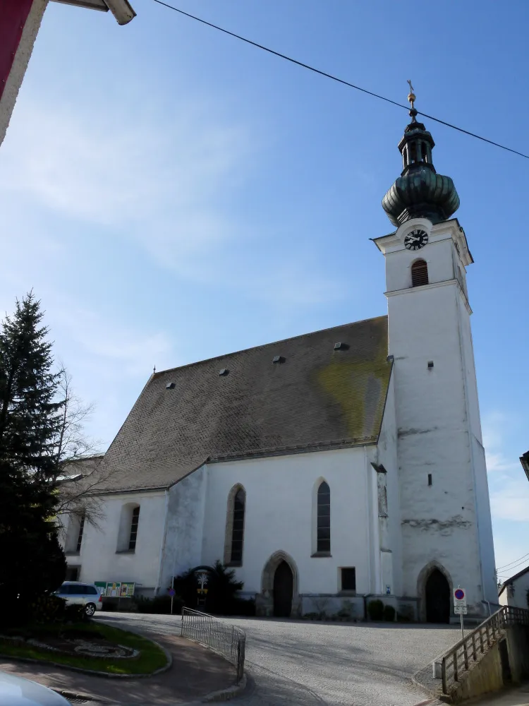 Photo showing: Kath. Pfarrkirche hl. Martin und ehem. Friedhofsfläche