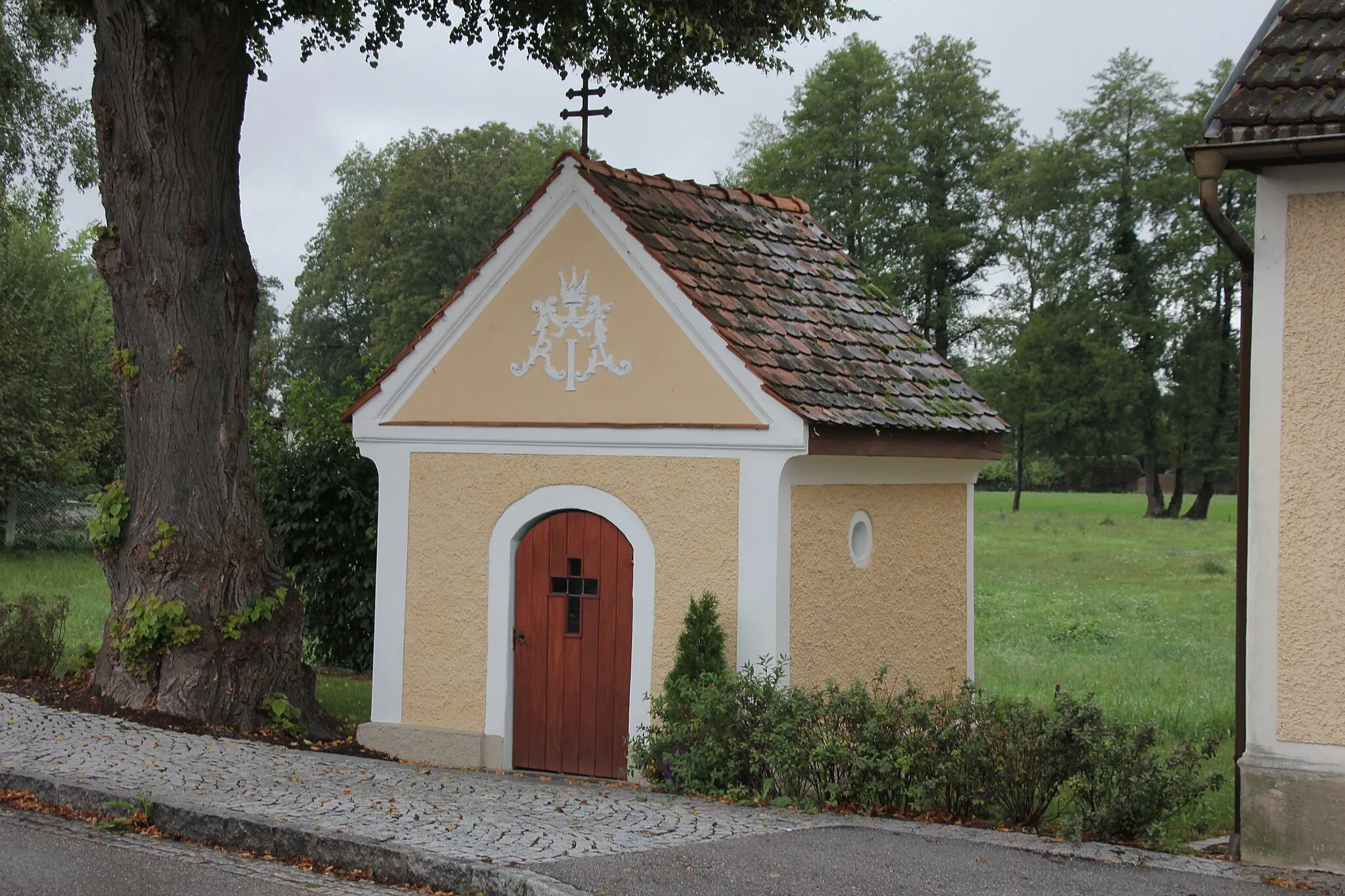 Photo showing: Wegkapelle neben dem Feuerwehrhaus in  Haselbach, Braunau am Inn