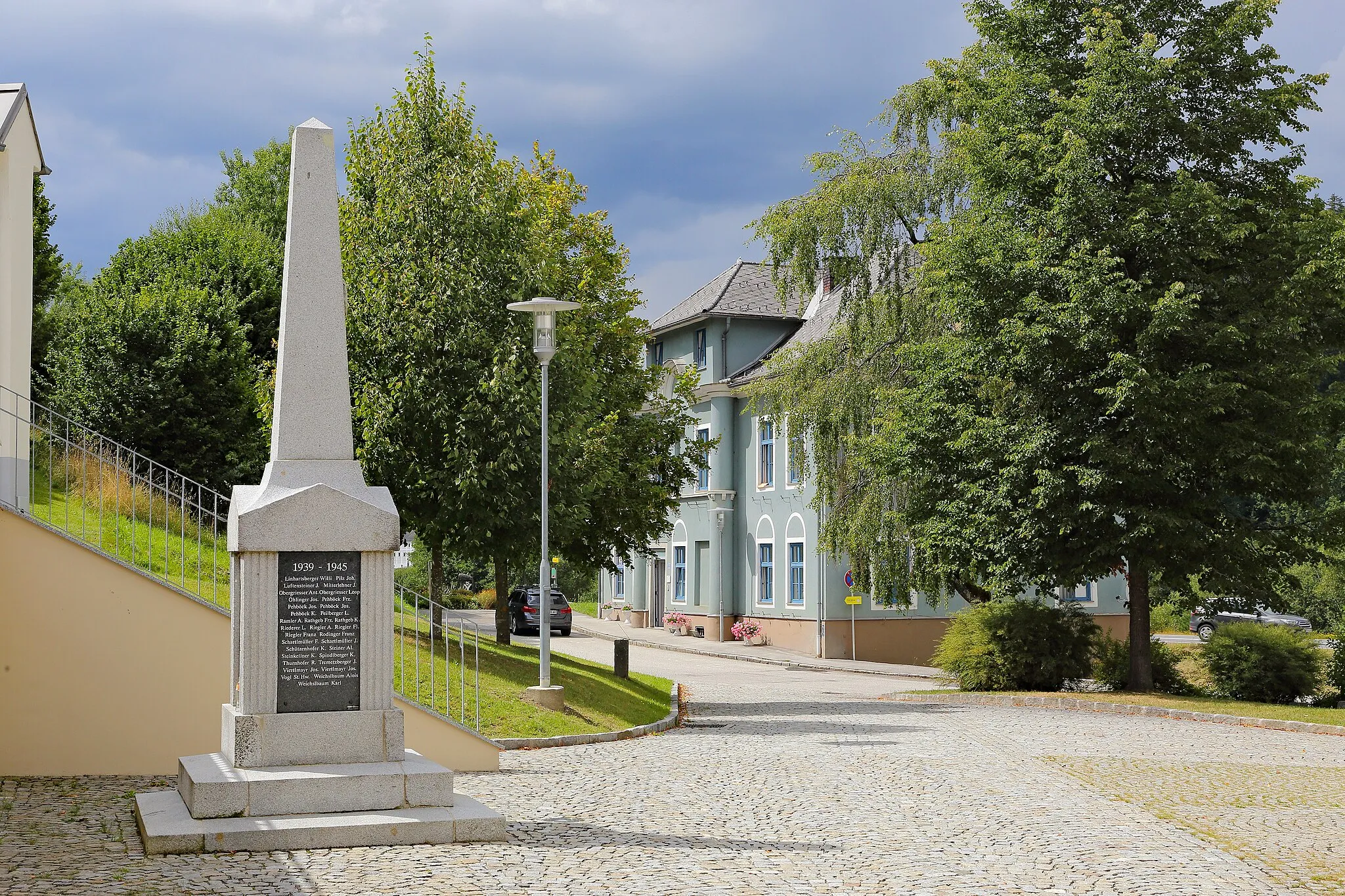 Photo showing: Kriegerdenkmal und Häferlmuseum in Pierbach (Bezirk Freistadt)