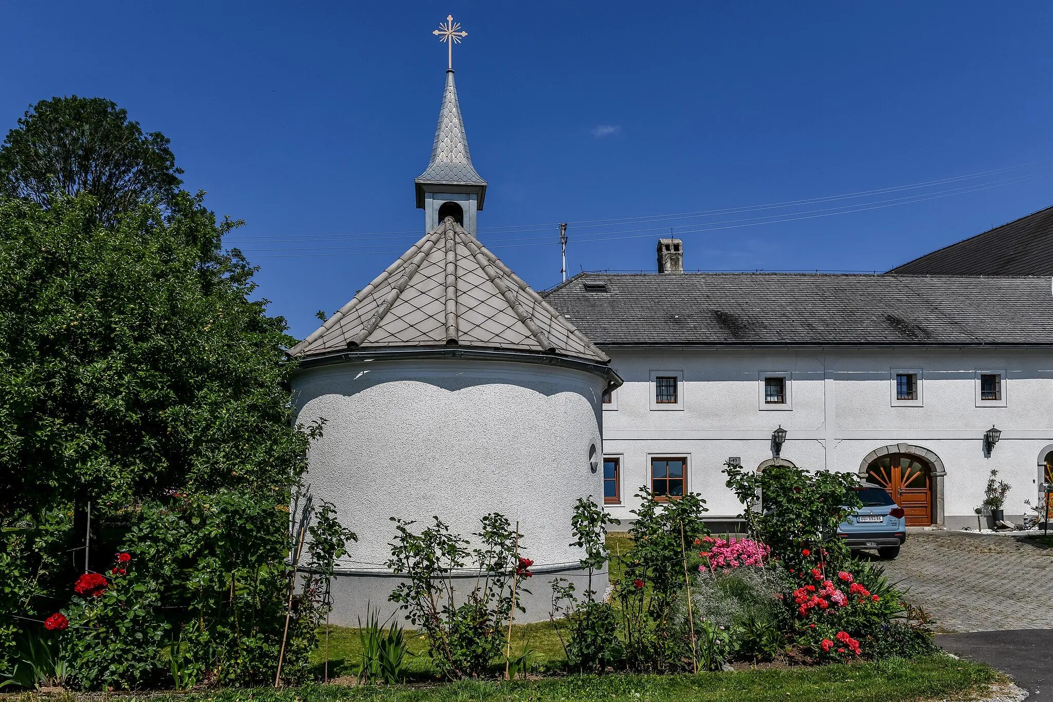 Photo showing: Bad Leonfelden, 23. Juli 2023: Kapelle Dietrichschlag im Hintergrund Hof Nr. 13