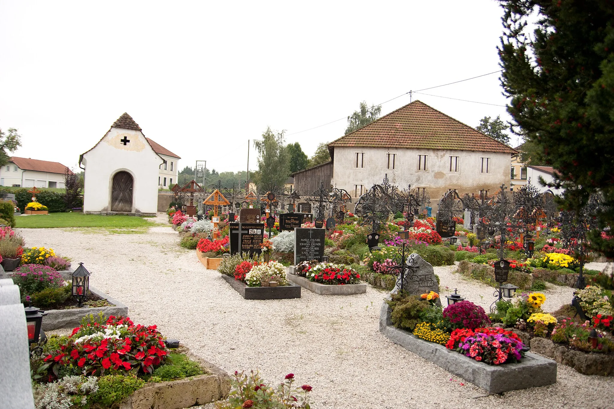 Photo showing: Friedhof mit Totenkapelle