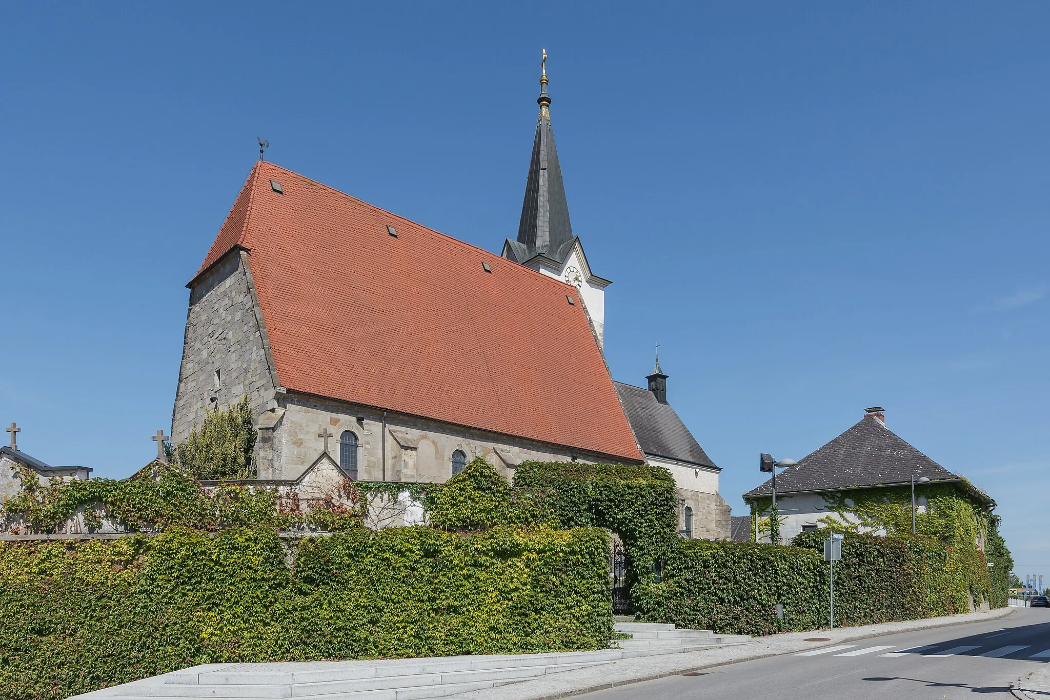 Photo showing: Kath. Pfarrkirche Hl. Michael, der Friedhof und der Karner von Naarn im Machland